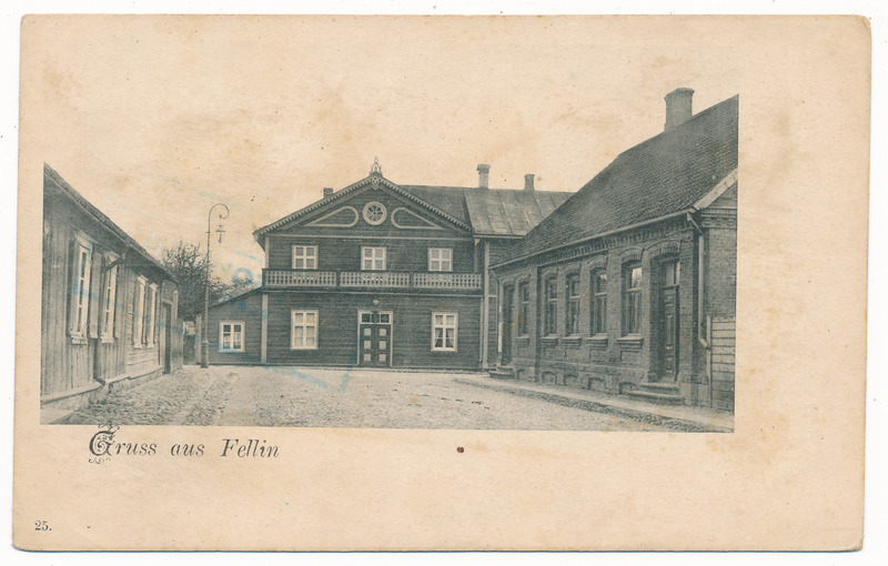 trükipostkaart albumis, Viljandi Posti tn enne ristumist Eha tn, keskel saksa käsitööliste seltsi maja, u 1910
