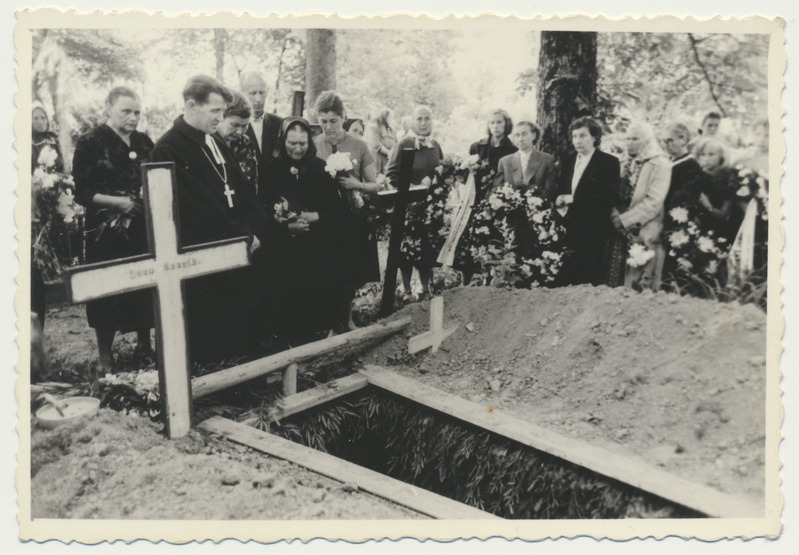 foto, Mihkel Saarik' u (sünd 1877) matused, Viljandi Pauluse koguduse õpetaja Alfred Tooming, Viljandi vana kalmistu, ~1960