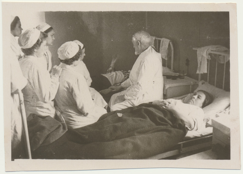 foto, haiglapalat, praktikandid, arst Mats Nõges, haige, Viljandi, 1958