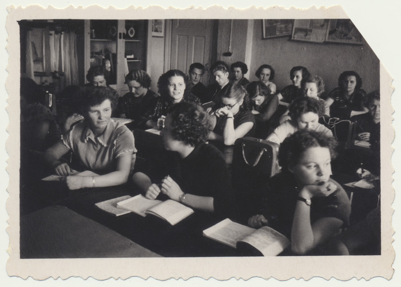 foto, Viljandi Meditsiinikool (oli 1945-1960), koolitund (loeng) 1957