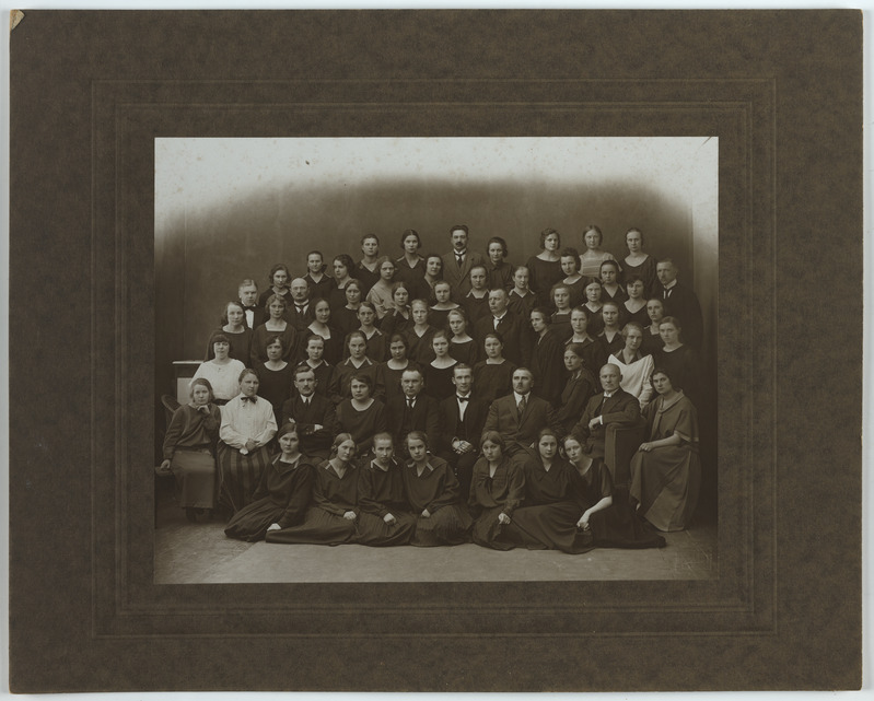 Foto papil, Viljandi Eesti Haridusseltsi kool, grupp (IV lend?) sh M. Varrik, V. Ormisson, J. Kurrik, J. Lattik, A. Härma 1923 foto J.Riet