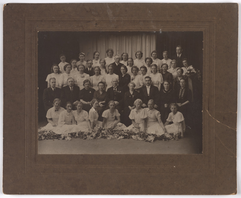 foto papil, Viljandi Eesti Haridusseltsi Gümnaasium (Jakobsoni tn 42), lõpetajad, pedagoogid (nimed kommentaaris)  u 1938 foto J. Riet