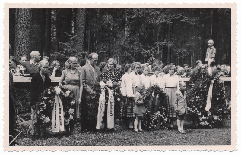 foto Viljandi muuseum, kodu-uurimisring Kurgja'l C.R.Jakobsoni 75.surmaastapäev 1957 foto L.Vellema