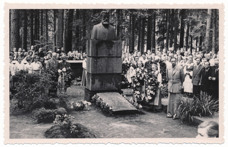 foto Viljandi muuseum, kodu-uurimisring, Kurgja, C.R.Jakobson'i 75.surmaastapäev, hauamonument, pärga asetab P.Auspere 1957 foto L.Vellema