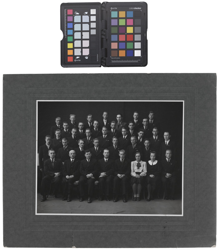 foto papil Viljandi II Keskkool'i (Uueveski tee 1) lõpetajad, juht A. Härma, 1941 foto J. Riet