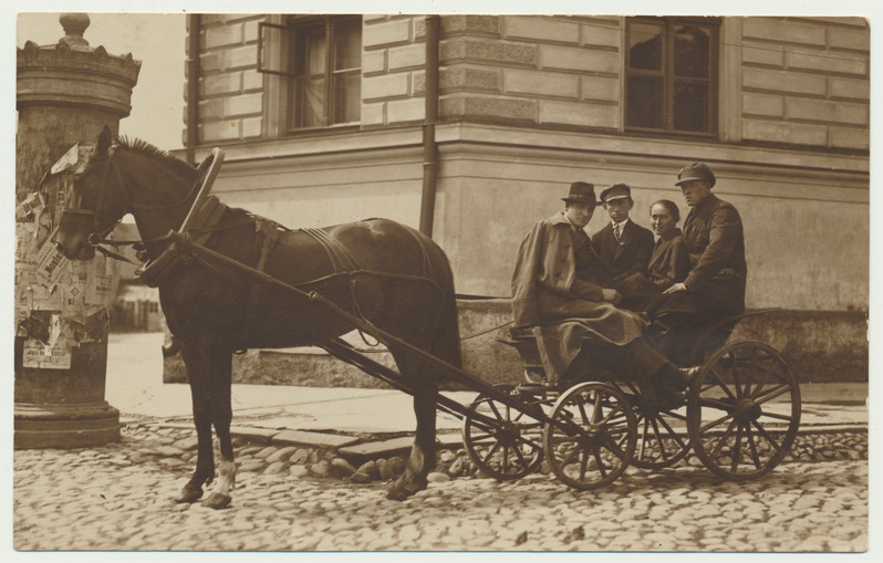 foto, Viljandi Koidu ja Posti tn nurk, kohtumaja, hobune, grupp vedruvankril, 1922, foto J. Riet
