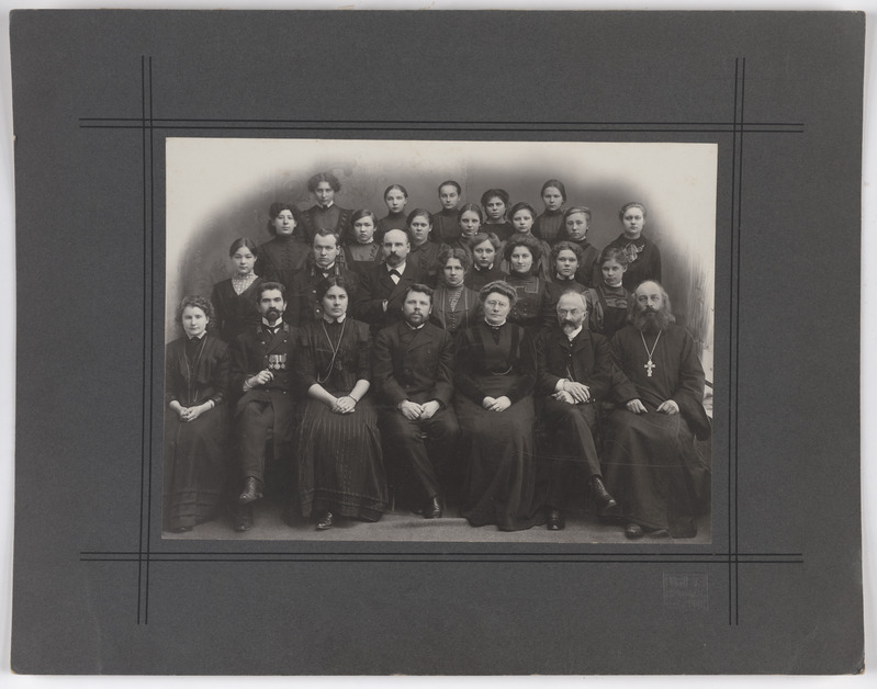 foto papil Viljandi  Linna Tütarlastekool (Linnu tn 4), õpilasi ja õpetajaid 1910 F J. Riet