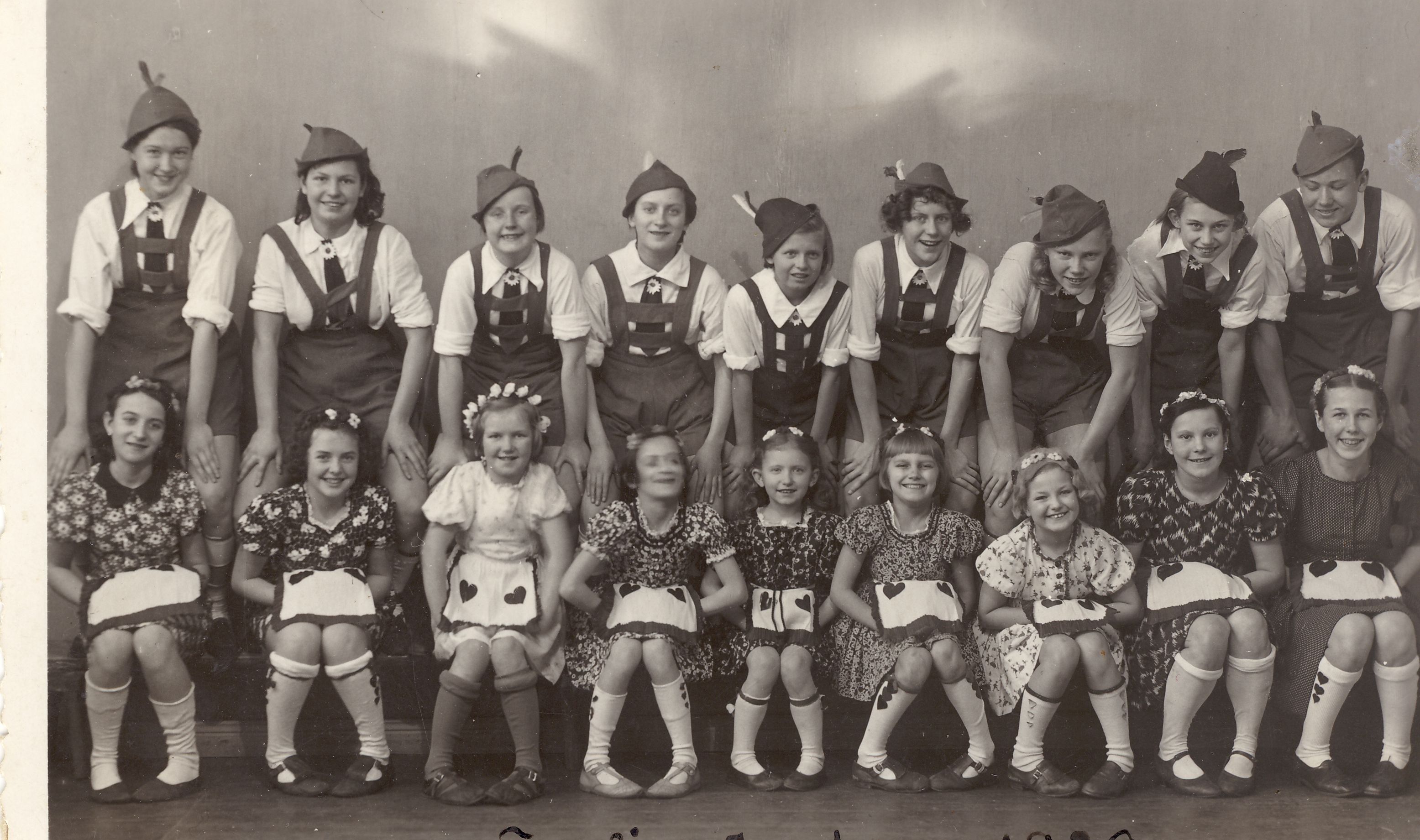 Lapsed tirooli tantsu esinemiskostüümides