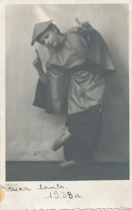 Siina Rohtlaan esitab hiina tantsu