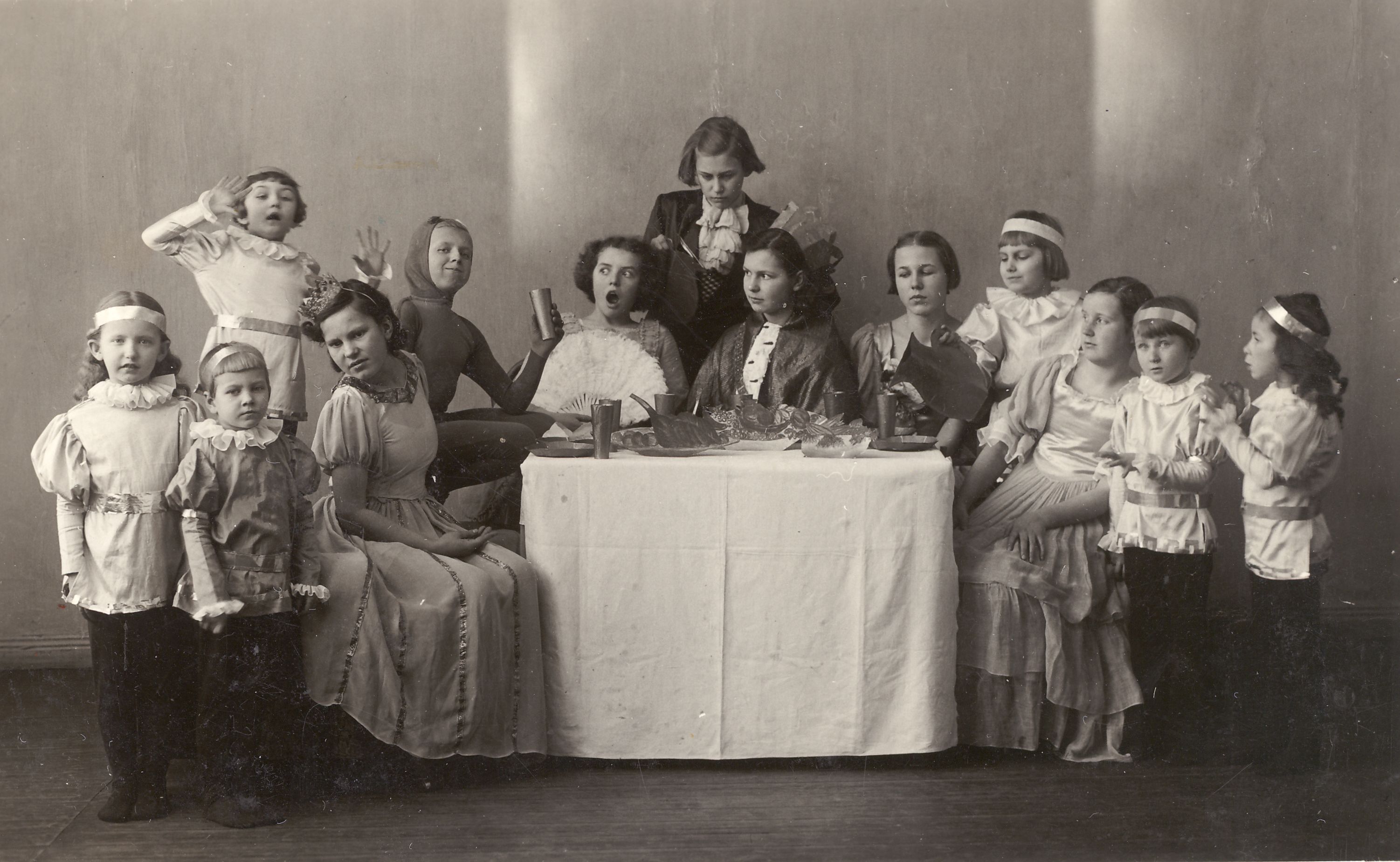 Etenduse "Konn-printsess" tegelased laval