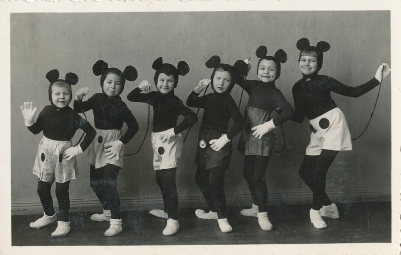 Lapsed esitavad Miki-hiirte tantsu