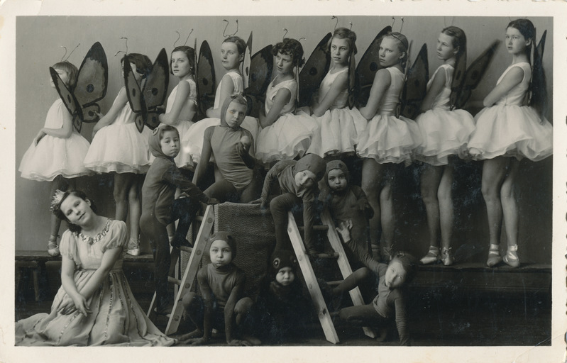 Etenduse "Konn- printsess" tegelased laval kostüümides