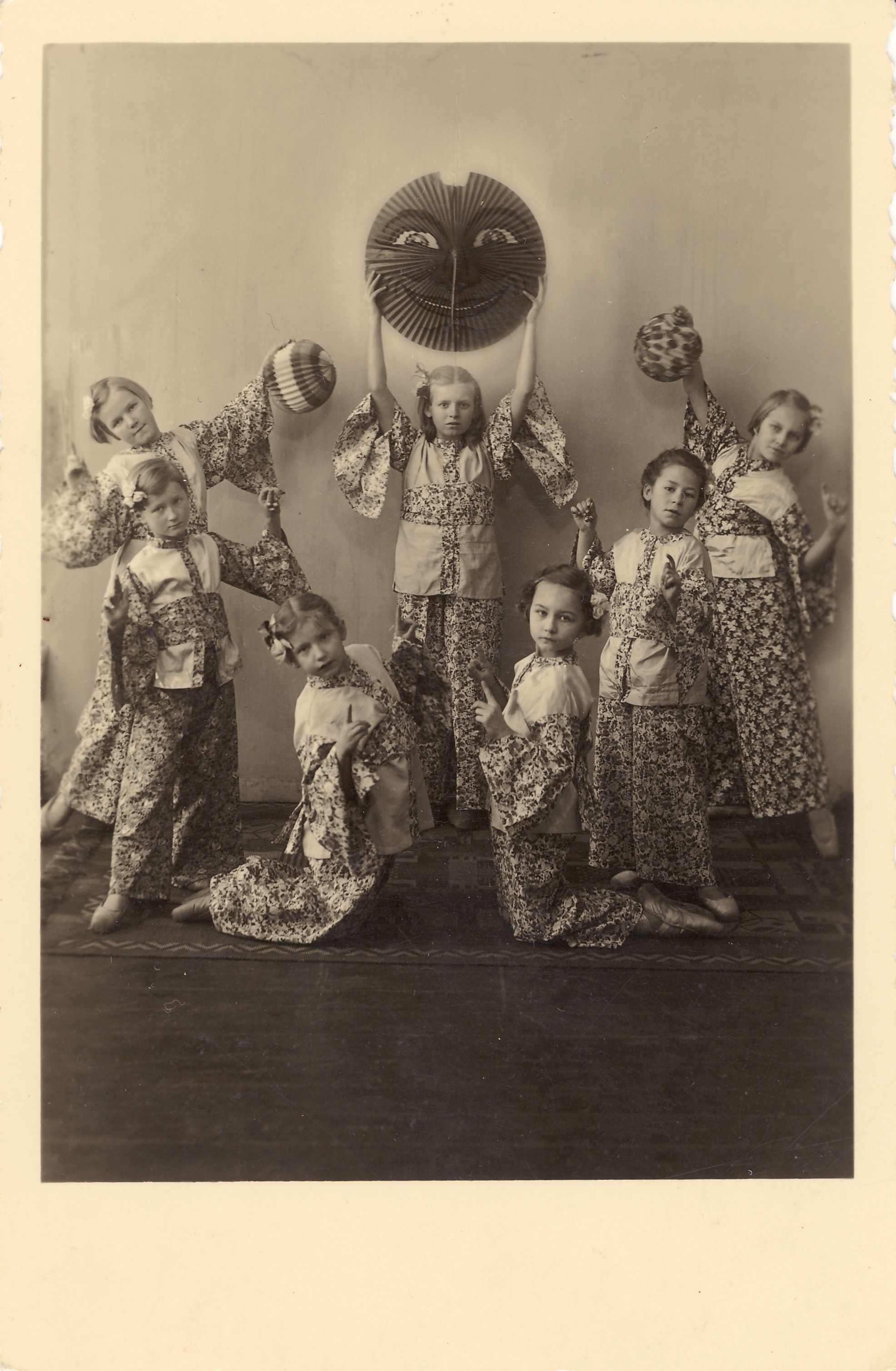 Jaapani tantsu esitajad laval kostüümides