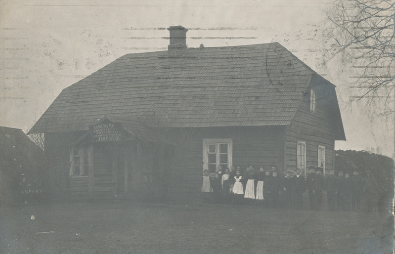 Laanemetsa Laaguste külakooli õpilased