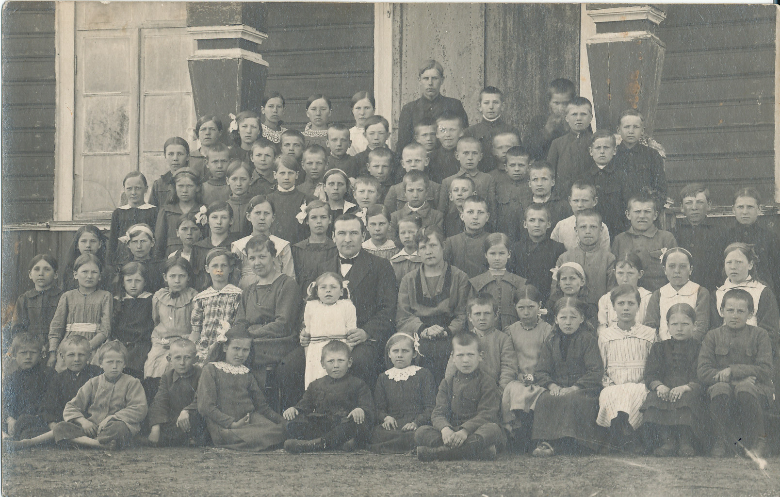 Laanemetsa algkooli õpilased ja õpetajad