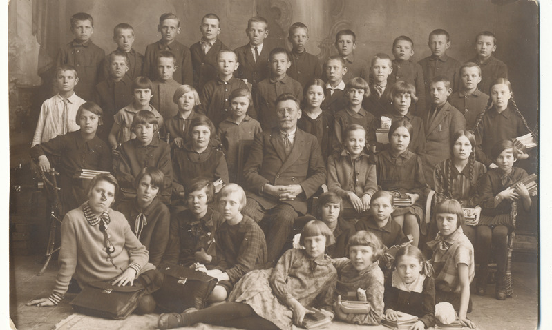 Valga linna VII algkooli õpilased  I.Pullissaarega