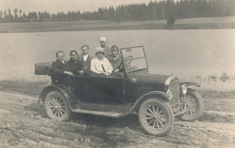 Valga linna VII algkooli juhataja I.Pullissaar oma õpilastega