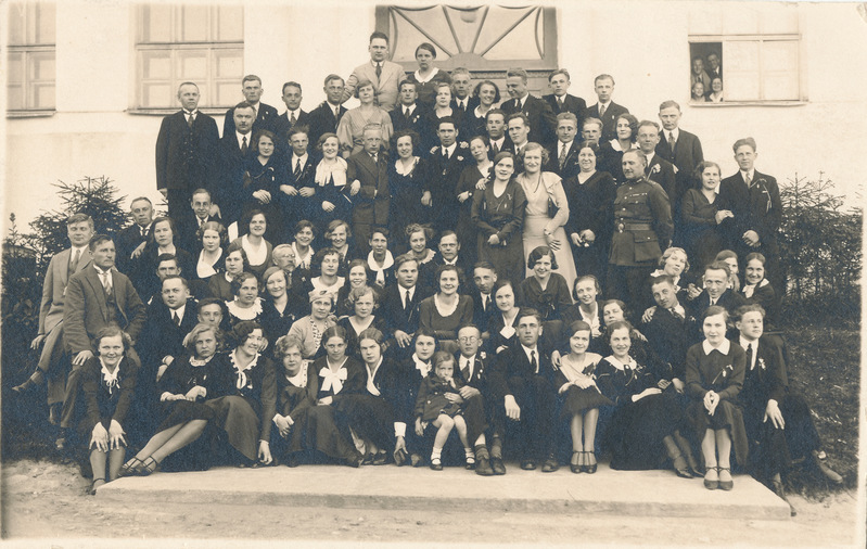 Valga Ühisgümnaasiumi I lend koolimaja ees