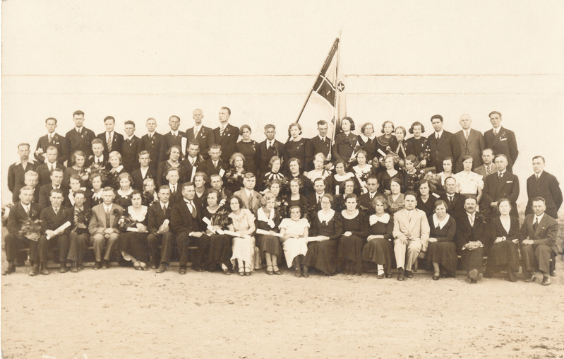 Valga Ühisgümnaasiumi II lend koolimaja ees