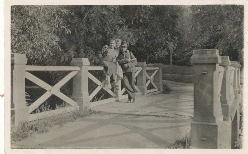 Piirivalvur Evald Vaikne koos daamidega Valga linnapargis
