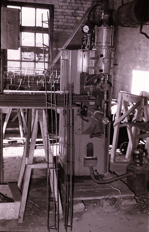 Punktkeevitusagregaat raudbetoondetailide armatuuri keevitamiseks Valga KEK-is. Saadud 1963. a.
