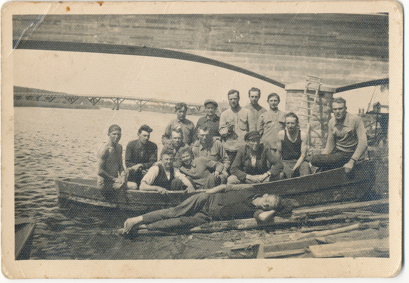 Rühm töölisi paadis kalda ääres Pikasilla uue silla ehituse lõpetamisel.