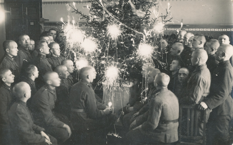 3. Üksiku Jalaväepataljoni II rühm ümber jõulupuu.