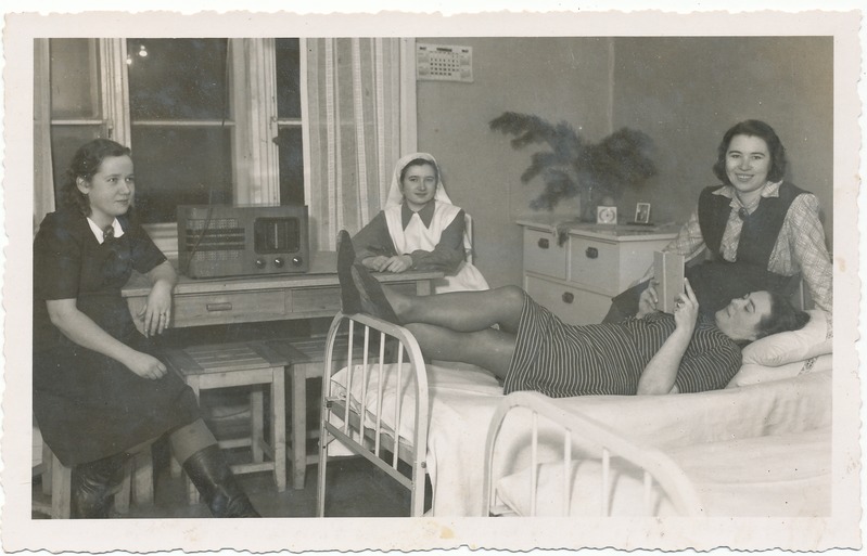 Tartu Meditsiinilise Kutsekooli ühiselamus 1947.a. Maimo Väin (Maimu Susi) fotol vasakul.