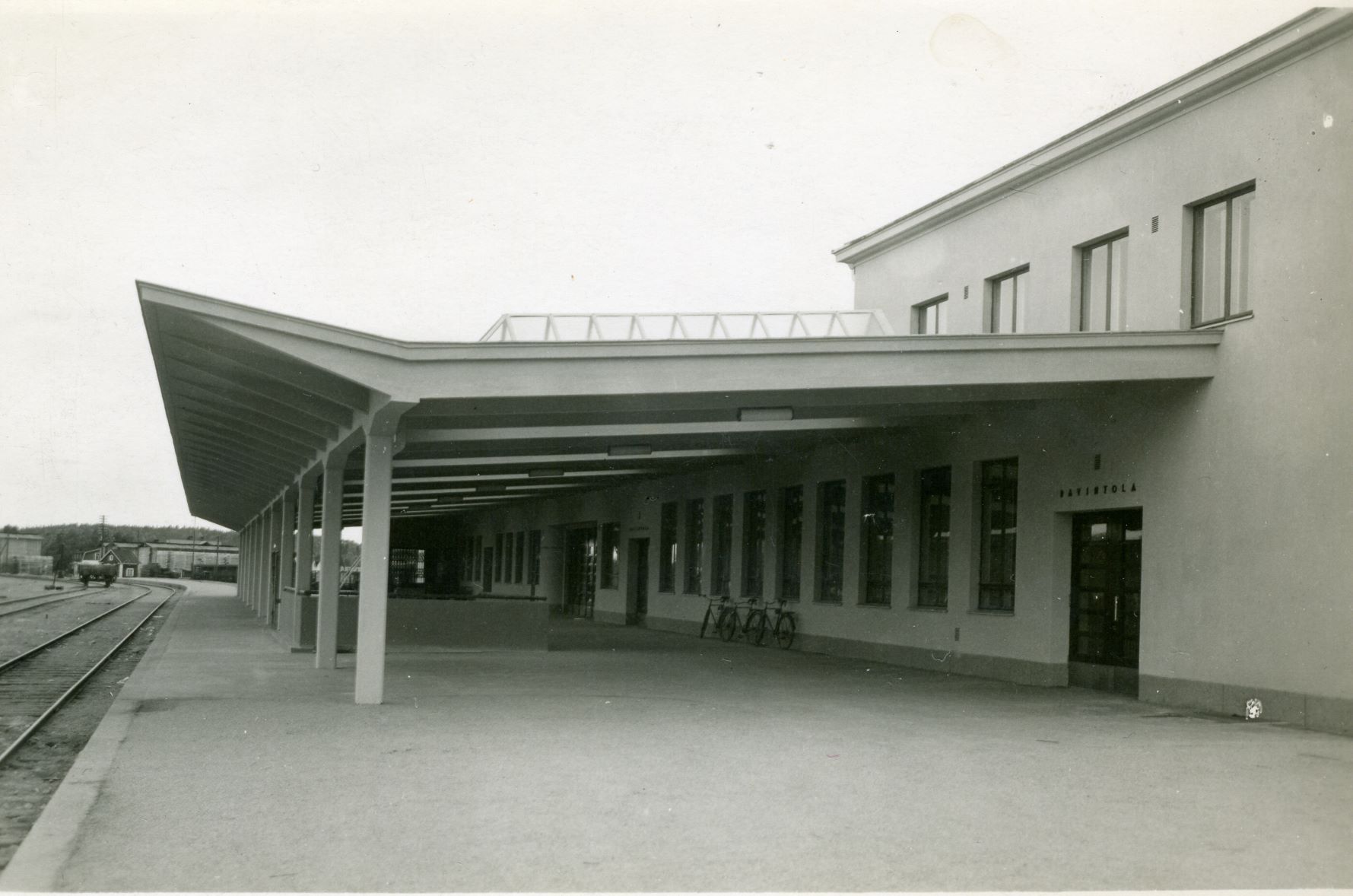 Riihimäen rautatieaseman laiturialue. 1930-luvulla valmistuneen aseman suunnitteli Thure Hellström. Kuva: Riihimäen kaupunginmuseo