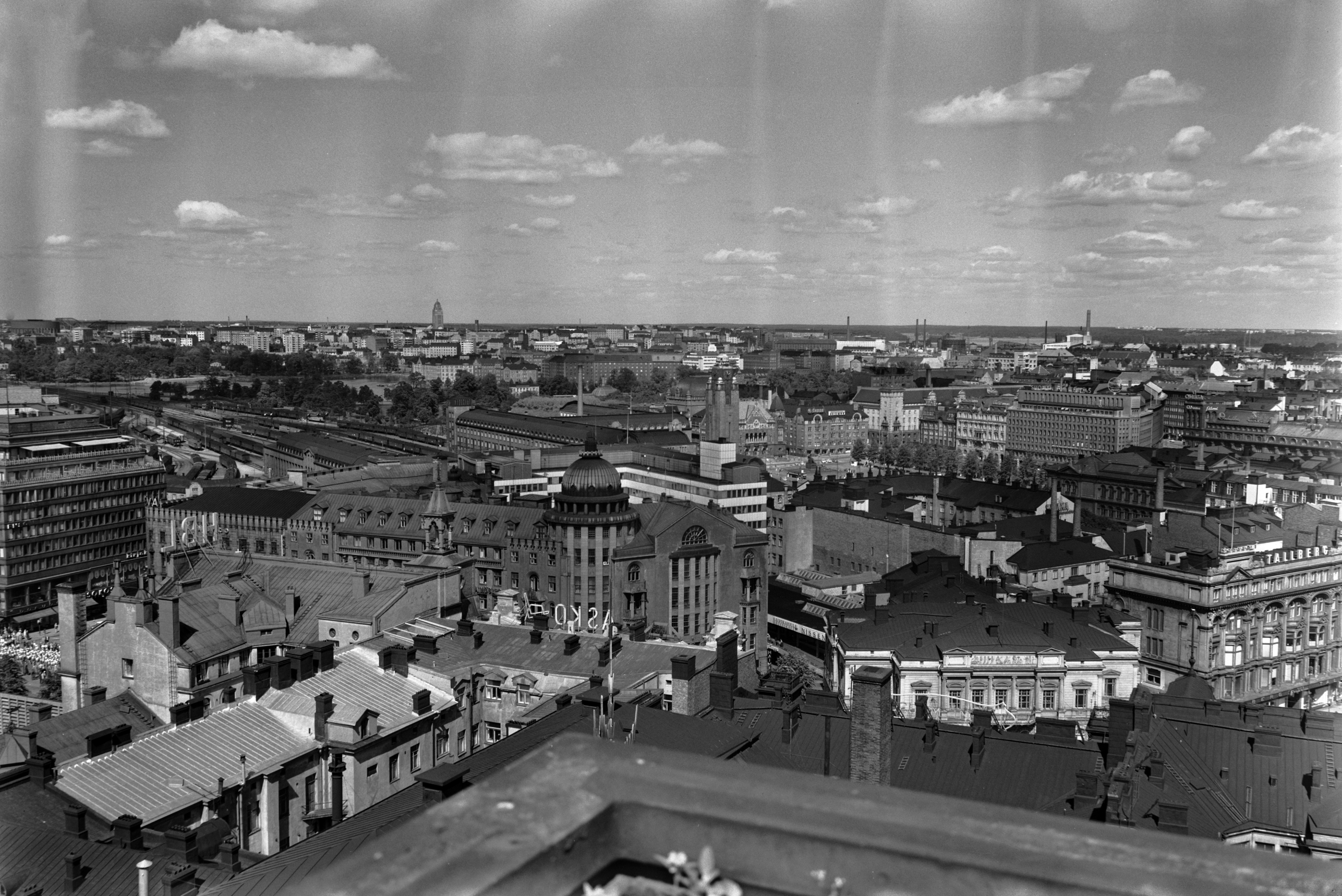 Panoraama Hotelli Tornista koilliseen. Etualalla Uusi ja Vanha ylioppilastalo. Keskellä Rautatientori.