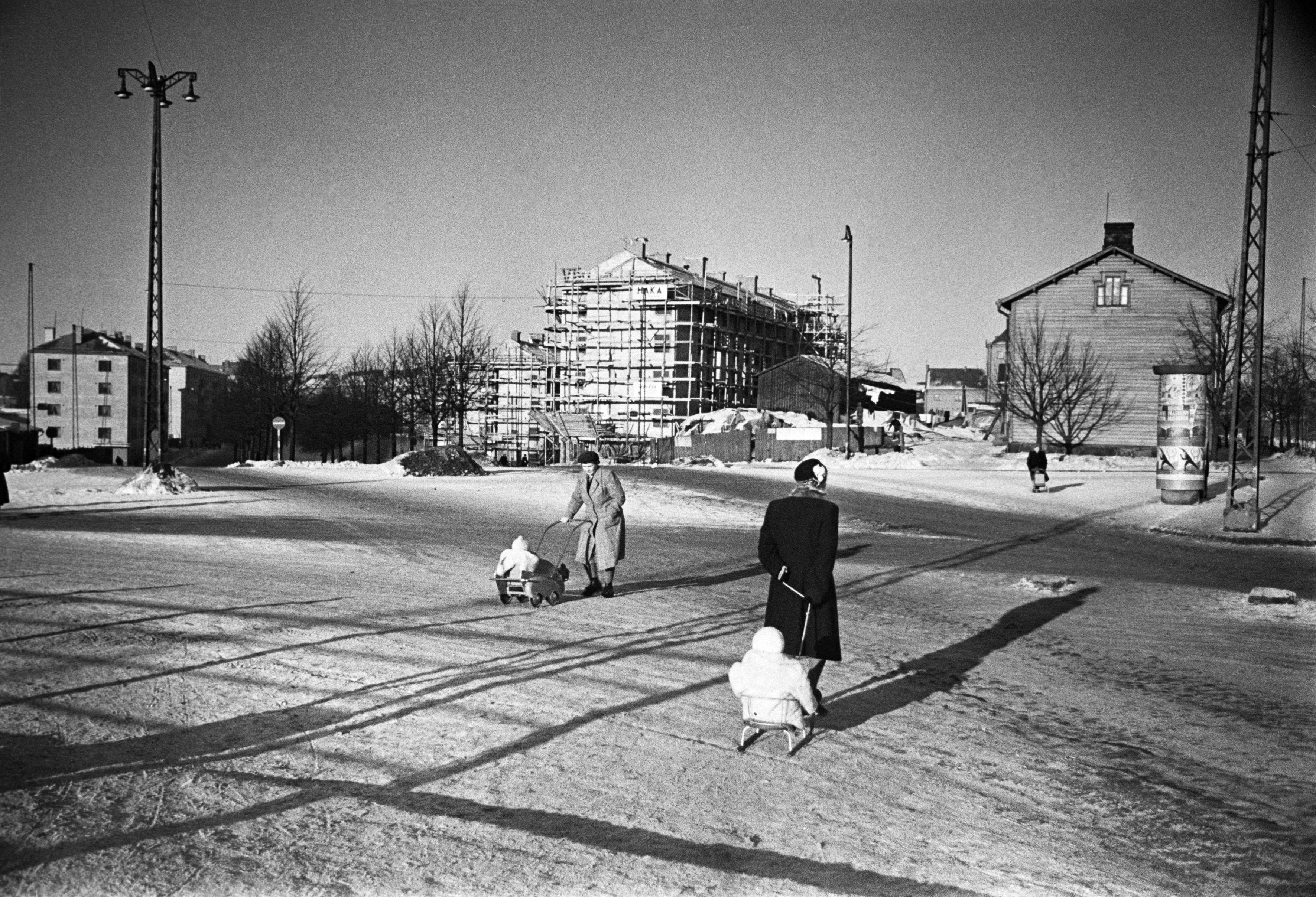 Näkymä Hämeentieltä Mäkelänkadulle. Oikealla. Mäkelänkatu 1 ja sen takana Mäkelänkatu 3 ja 5 rakenteilla. Vasemmalla Mäkelänkatu 4. Mäkelänkatu 3 ja 5 valmistuivat 1951.