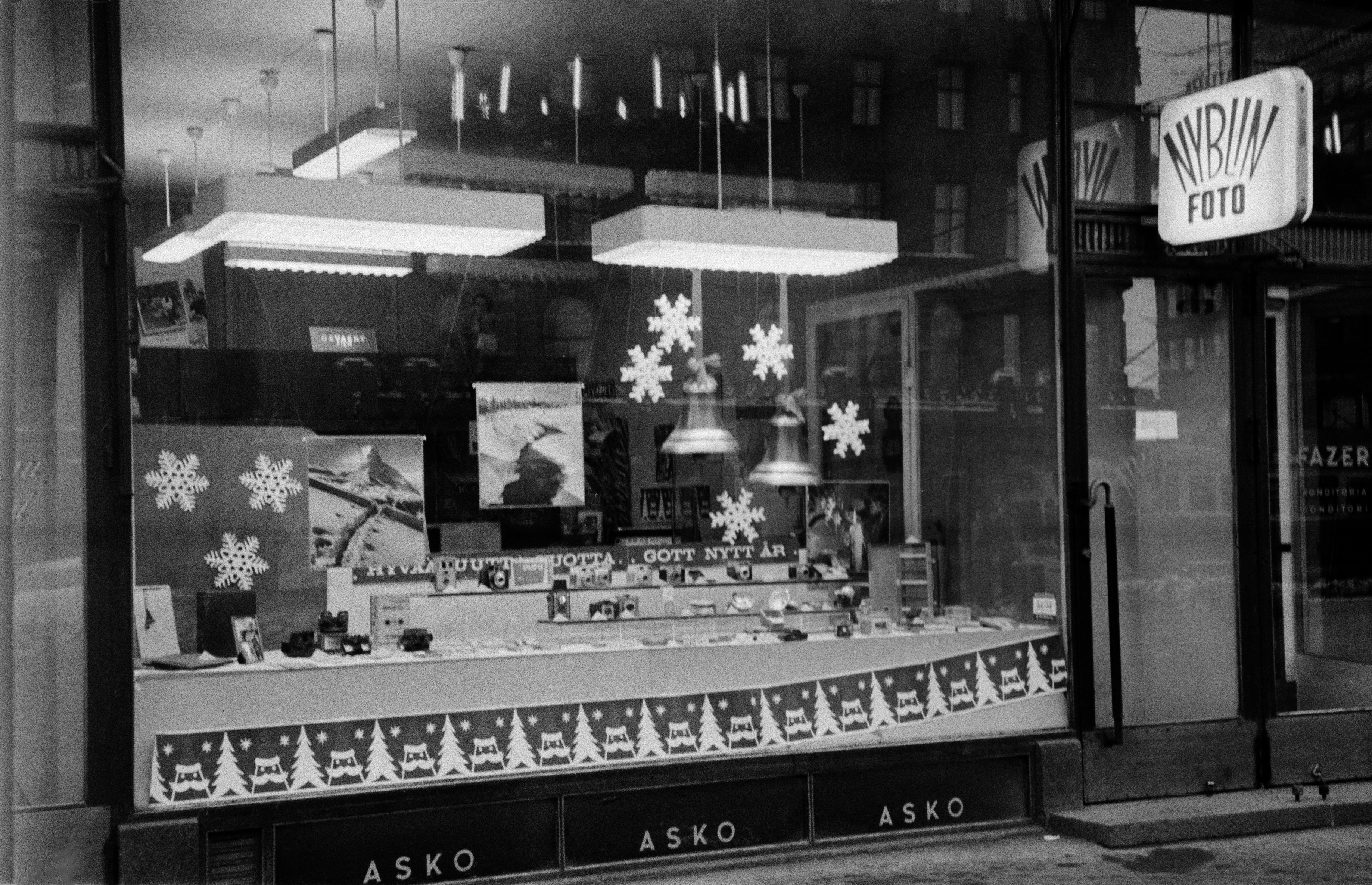 Mannerheimintie 20, Foto Nyblinin myymälän näyteikkuna, joulun ja uudenvuoden 1960 koristelua.