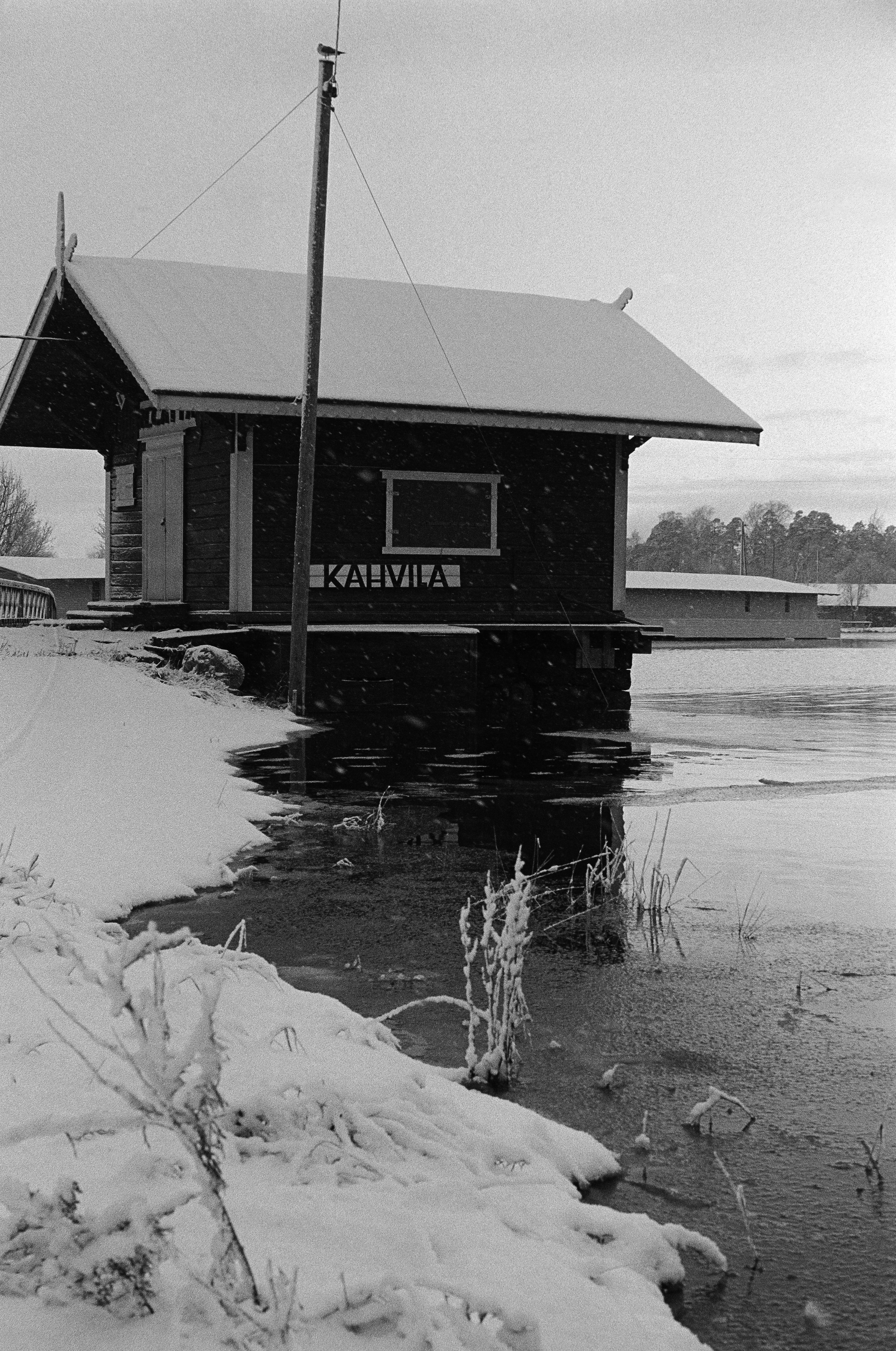 Töölössä, Toivo Kuulan puiston länsikärjessä sijaitseva kahvila Regatta ensilumen aikaan syksyllä 1973.