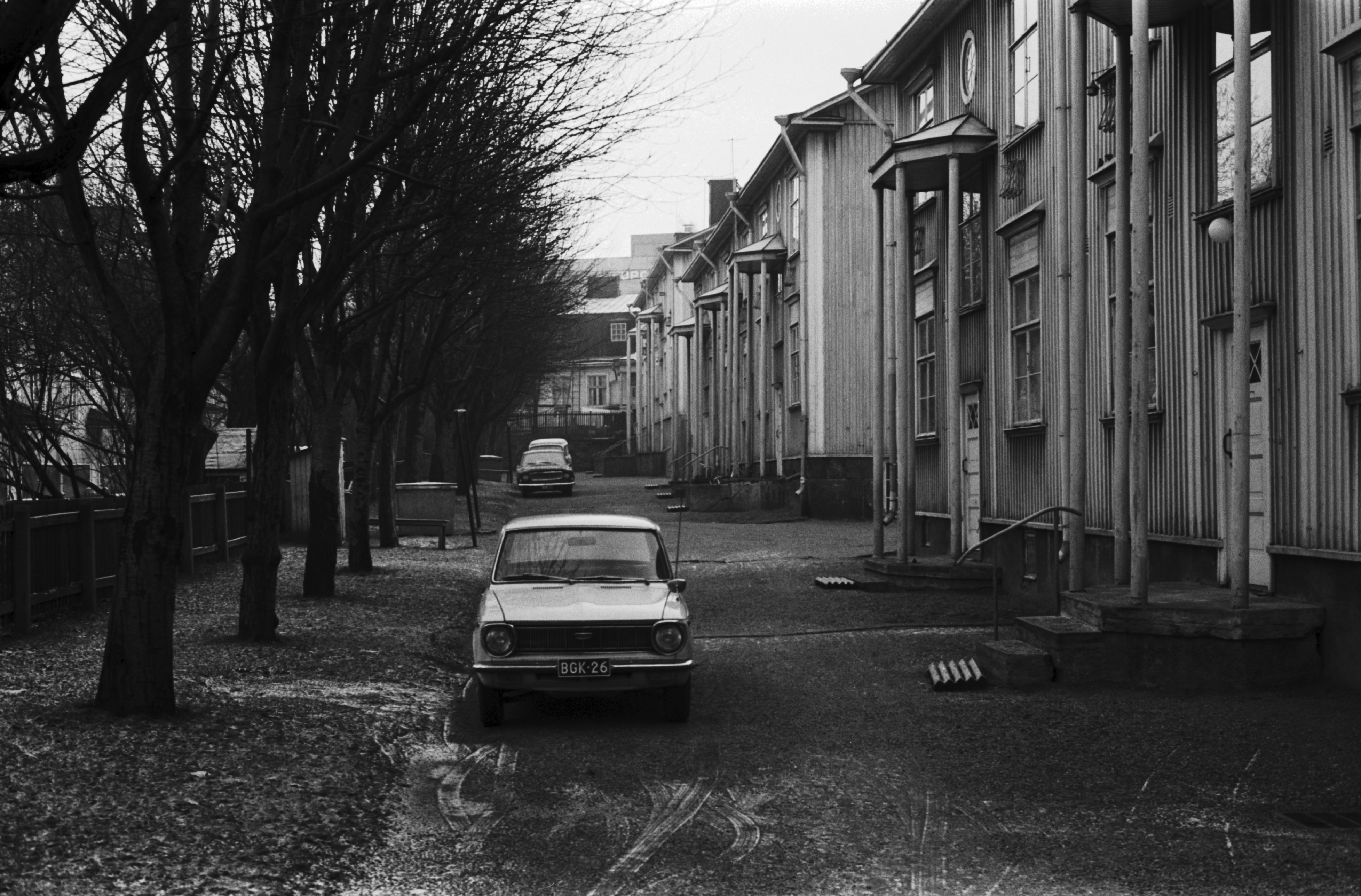 Vallila, Keuruuntie. Pysäköityjä autoja, Toyota Corolla, Ford Zephyr 4 ja Volvo Duett, puutalojen pihapiirissä Keuruuntiellä Vallilassa. Näkymä Suvannontien suunnalta kaakkoon. Lähimpänä kulmatalo Suvannontie 11. Keuruuntie 11-13, taaempana Keuruuntie 7-9.