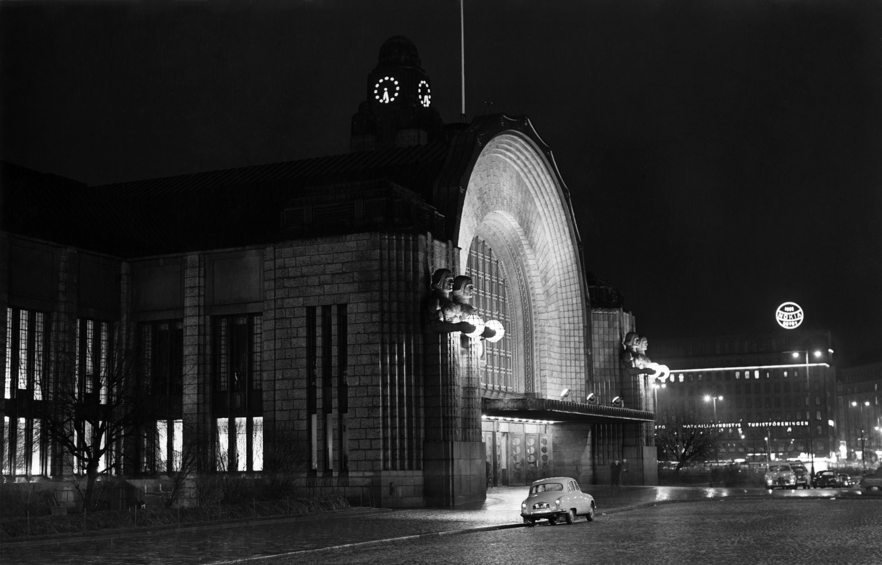 Helsingin rautatieasema. Kaivokadun puoleinen sisäänkäynti yöllä.