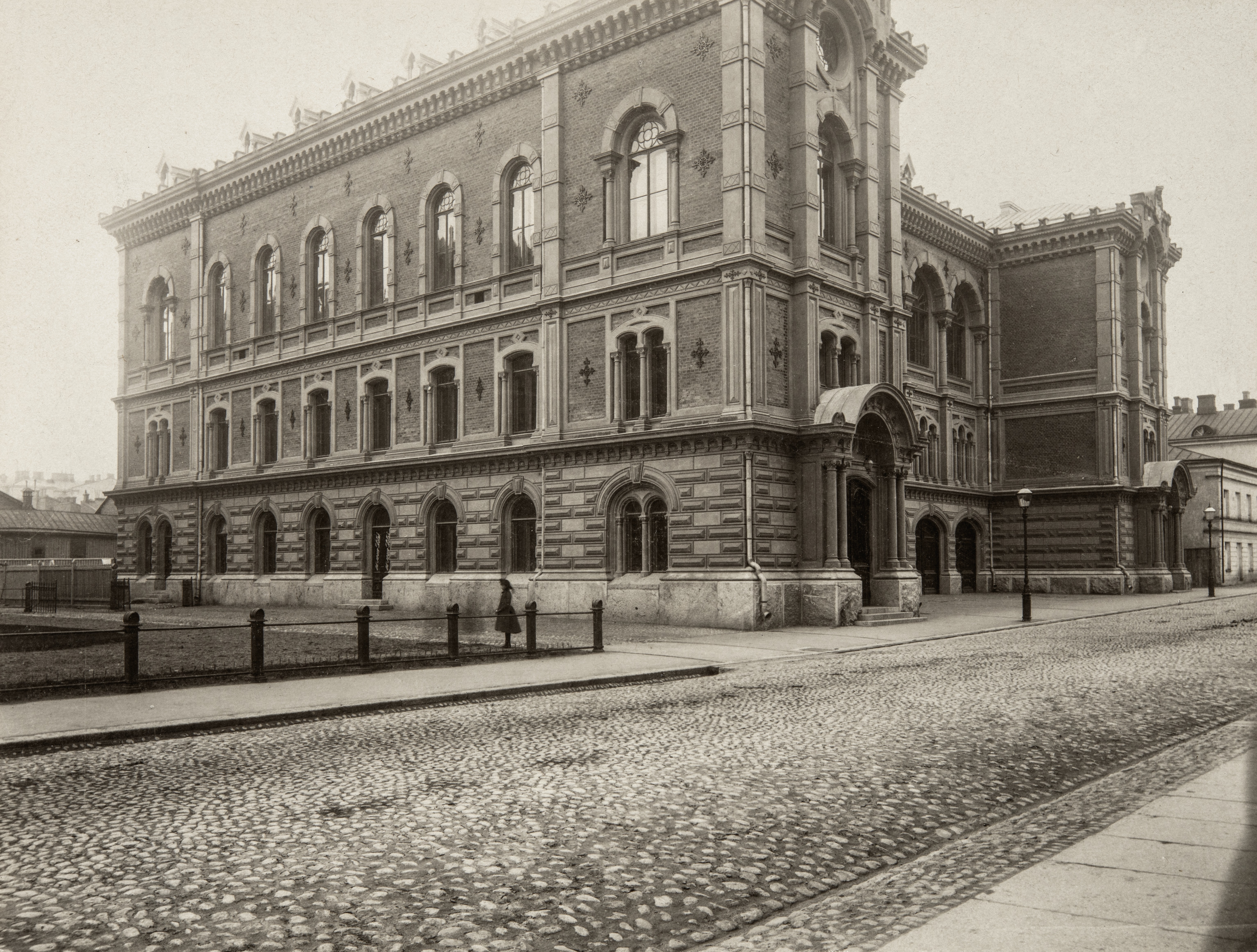 Hakasalmenkatu 3 (nykyinen Keskuskatu 7), VPK:n talo. Arkkitehti Theodor Höijerin suunnittelema, 1889 valmistunut rakennus. Talon juhlasali oli Suomen yksikamarisen eduskunnan ensimmäinen istuntopaikka 1907-10 koska Säätytalo oli 200 edustajalle liian pieni. Talo on purettu 1967.