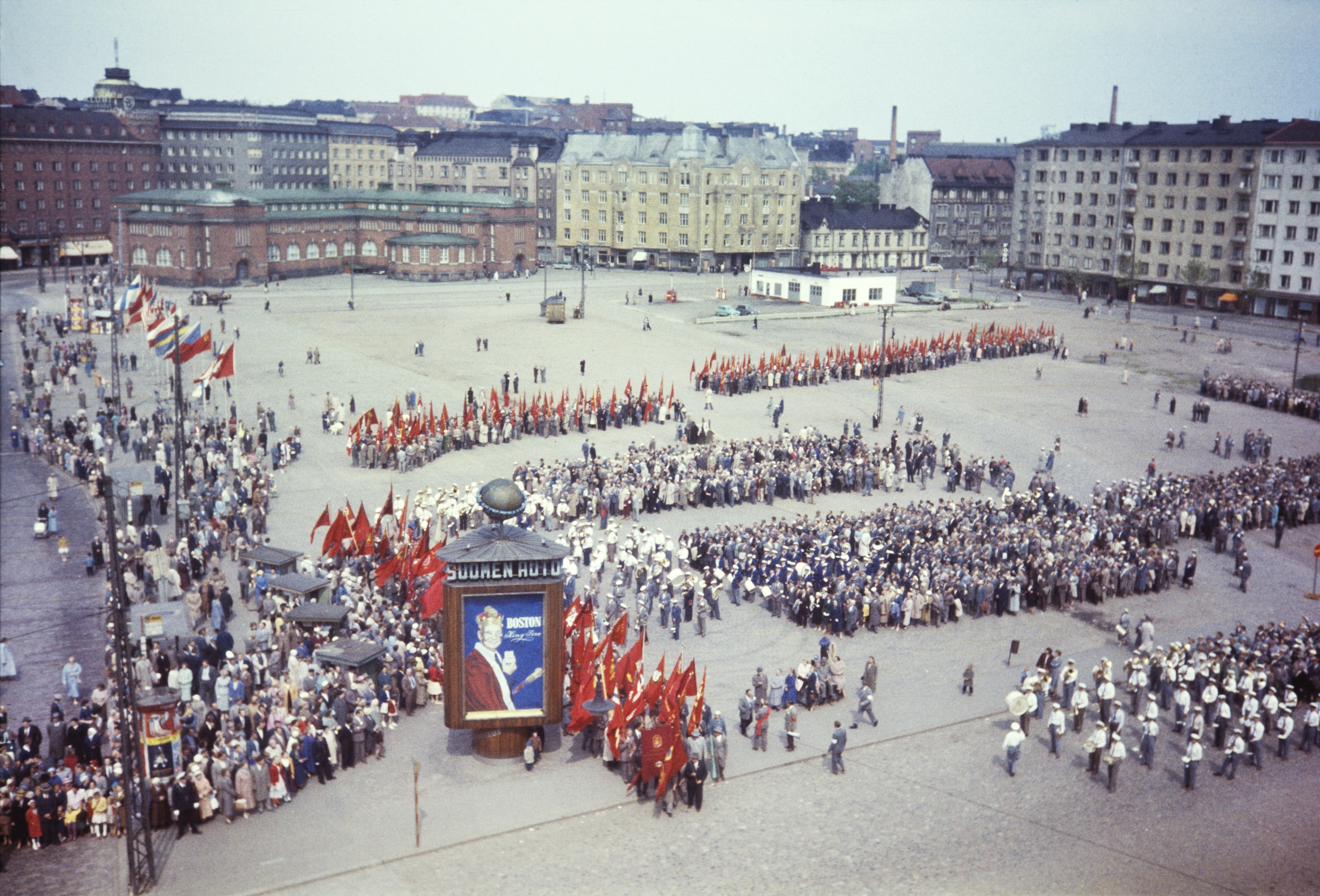 Elanto-lehti Hakaniementori, Helluntai 1957. Valtakunnallisen ammattiyhdistyslikkeen SAK:n  50-vuotisjuhla. Juhlakulkue marssi ammattiyhdistysliikkeiden lippujen johtamana viisitoistatuhantisena, juhlavana rivistönä läpi Helsingin. Pääjuhla pidettiin stadionilla.