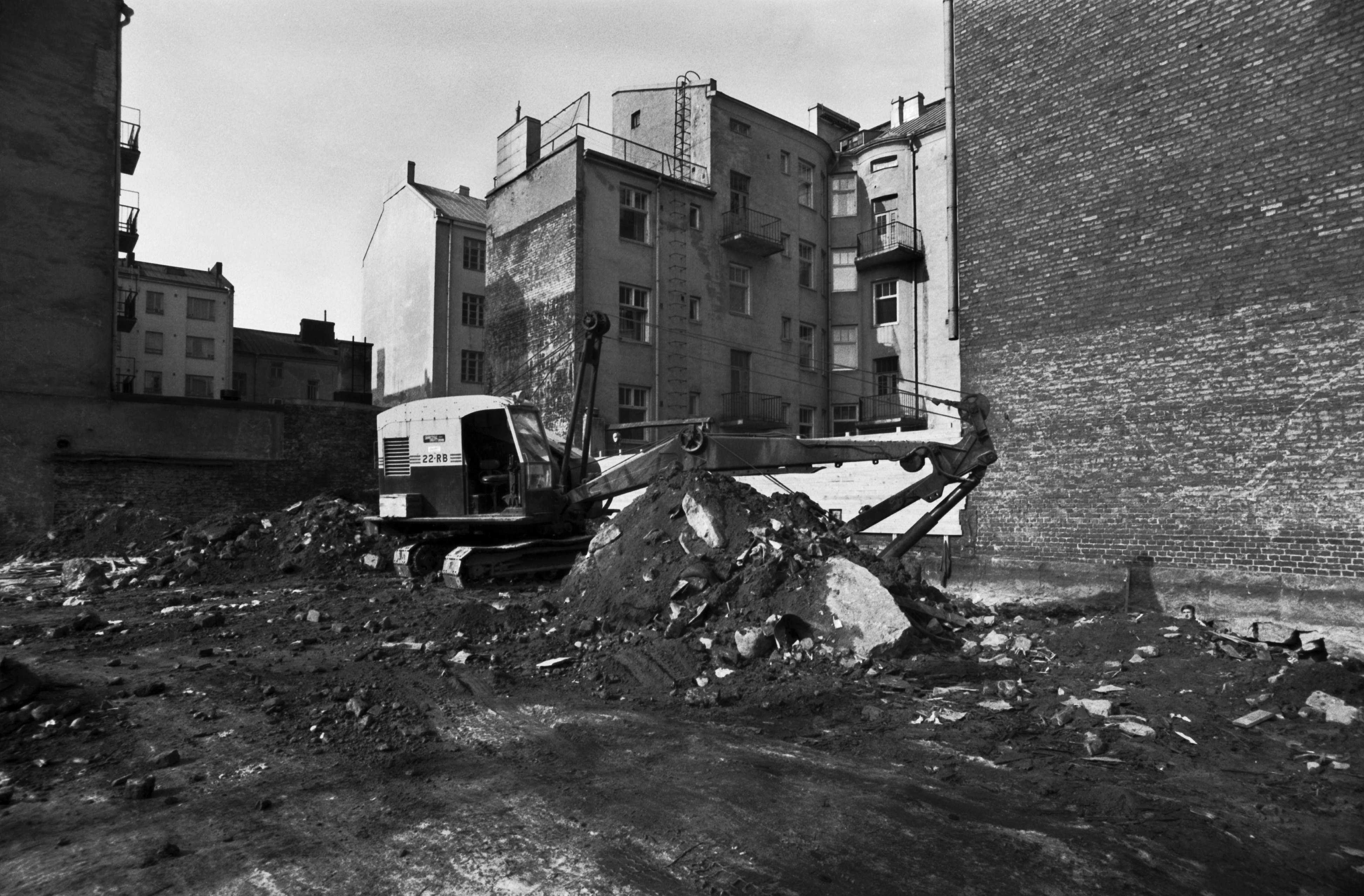 Abrahaminkatu 4. Kalevankatu 49. Rakennustyömaa, jonne Rakennustoimisto Lauri Viding Oy rakentaa arkkitehti Toivo Korhosen suunnitteleman kerrostalon
