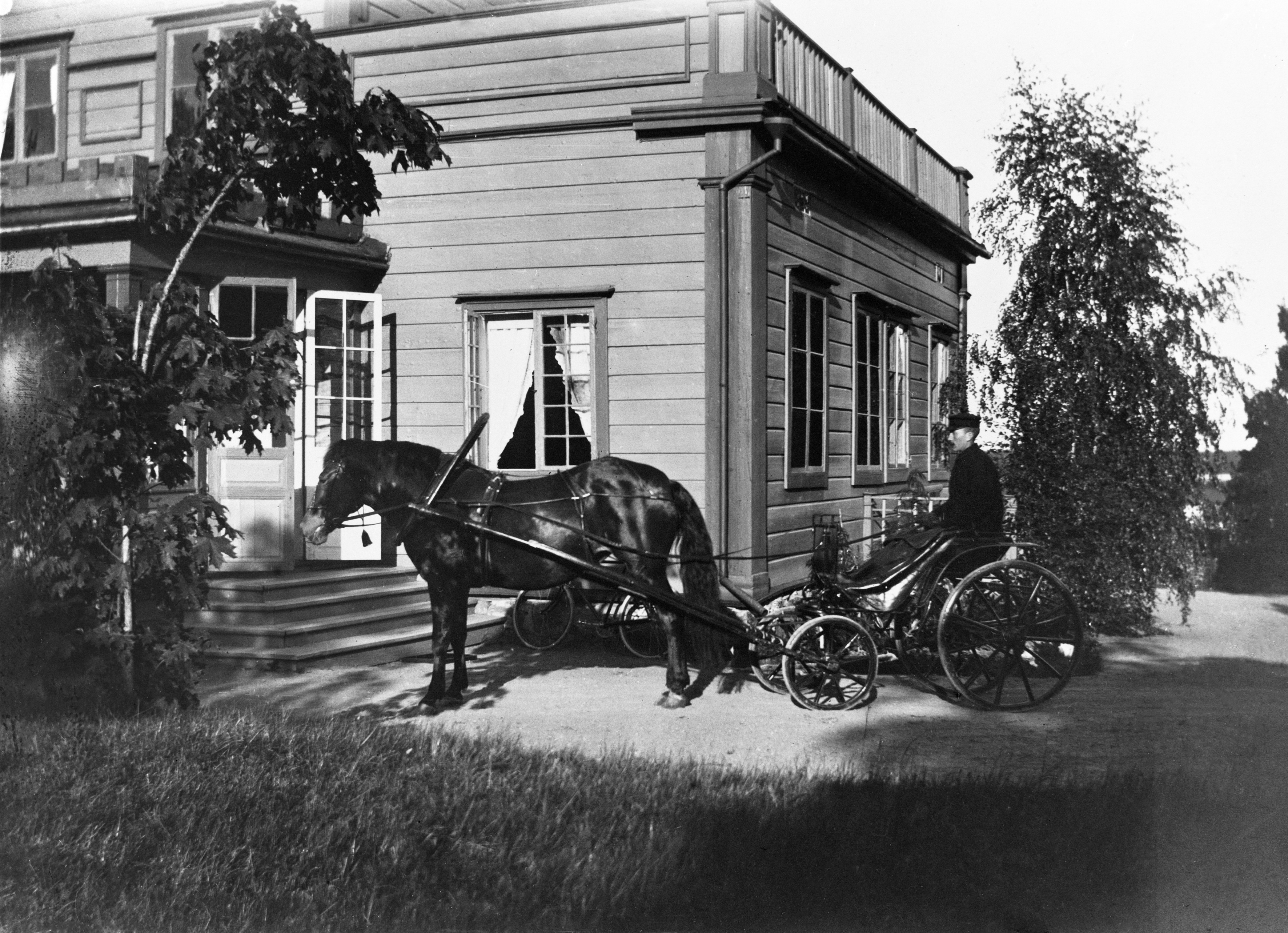 Hevosajoneuvot Annalan päärakennuksen edessä Vanhassakaupungissa.