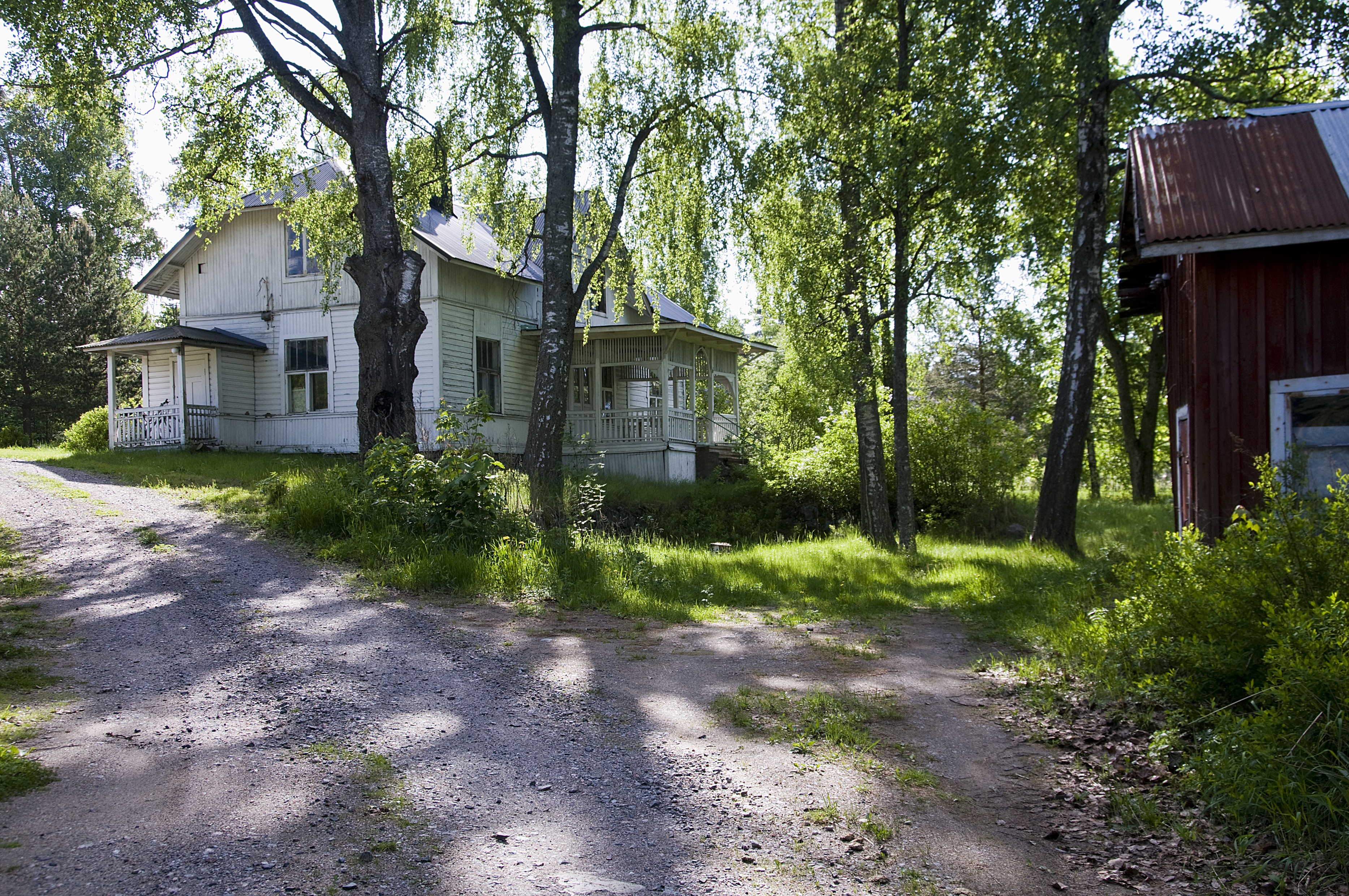 Östersundom, Sandbackan tila, Susiraja 1. Uusi päärakennus 1900-luvun alusta ja oikealla vanhan päärakennuksen nurkka.