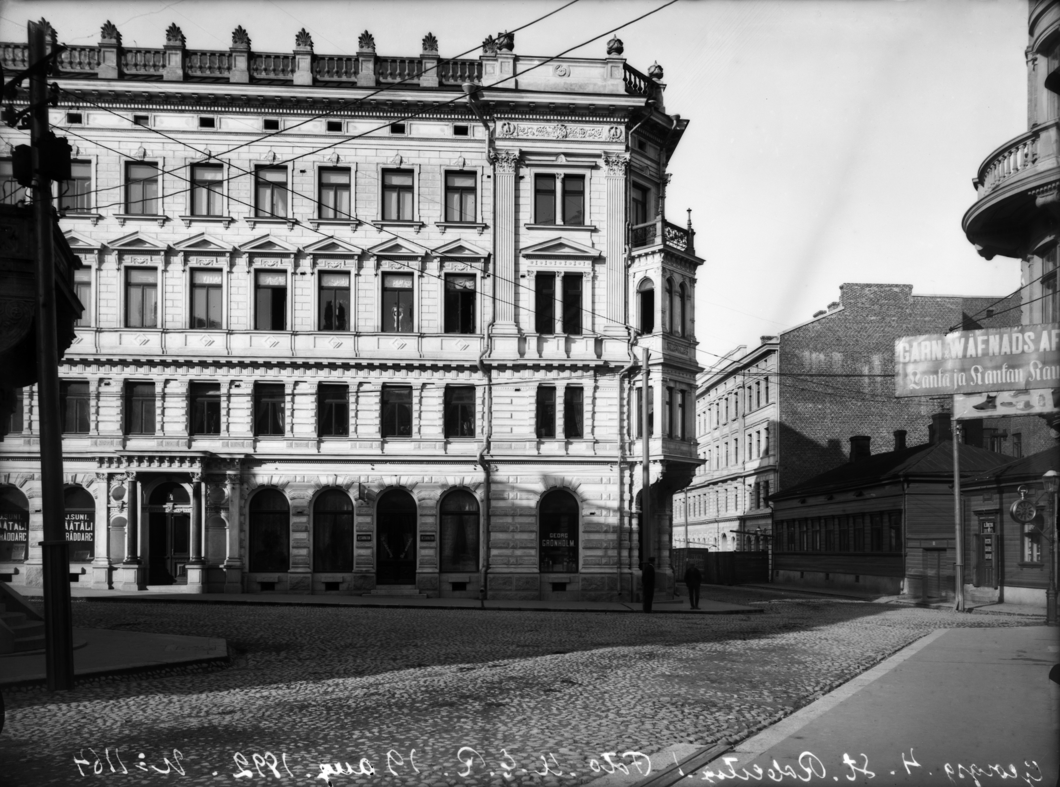 Vasemmalla Yrjönkatu 4 - Iso Roobertinkatu 2, taustalla oikealla Iso Roobertinkatu 1, 3.