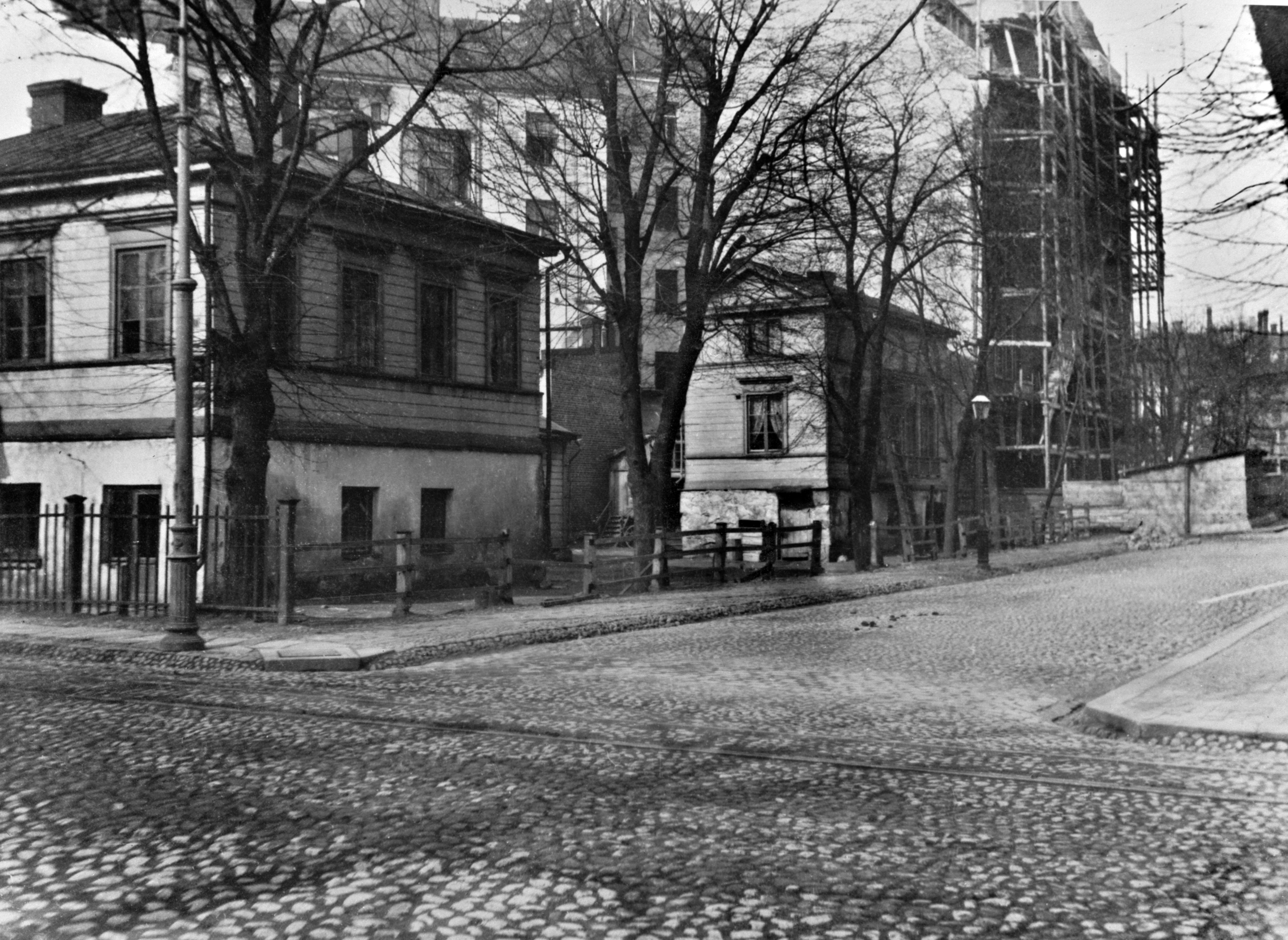 Puurakennuksia Ullanlinnassa nähtynä Muukalaiskadun ja Saunakadun (= Laivasillankatu ) kulmauksesta,  Muukalaiskatu 2, 4 - Laivasillankatu 10.