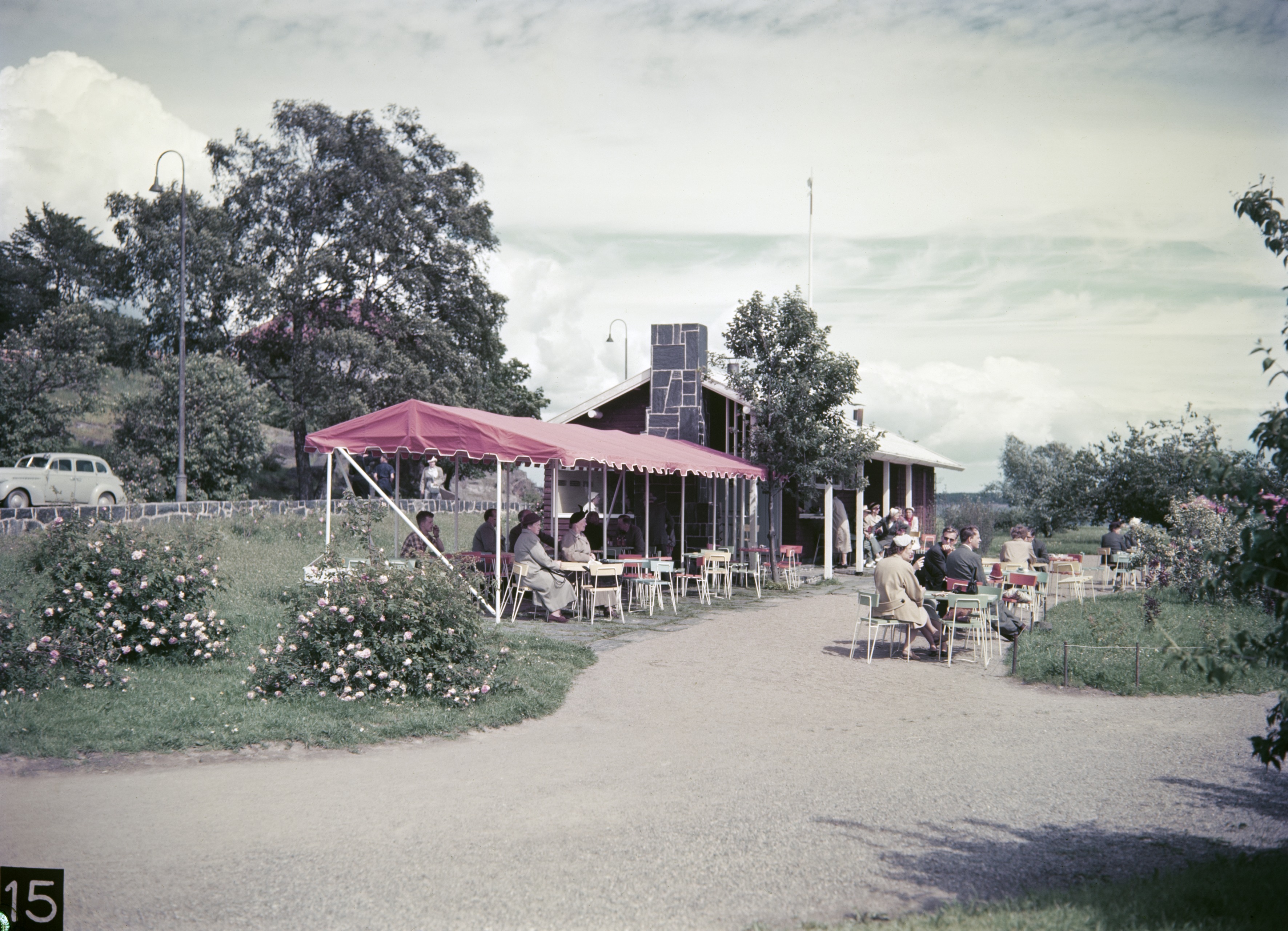Helsinki olympialaiset 1952. Kahvila Ursula Kaivopuiston rannassa. Perustettiin kesäkahvilaksi olympialaisia varten.