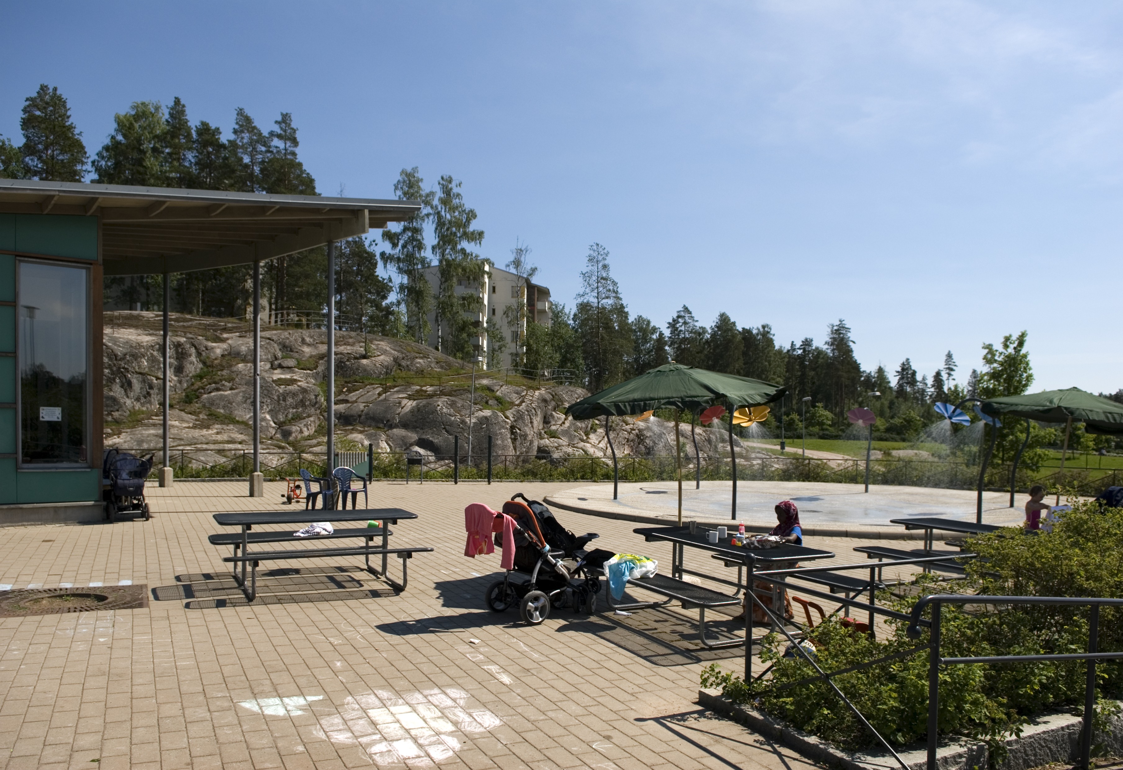 Päiväkoti Kipinäpuistossa. Taustalla Jyrkännekuja 4: kerrostalo