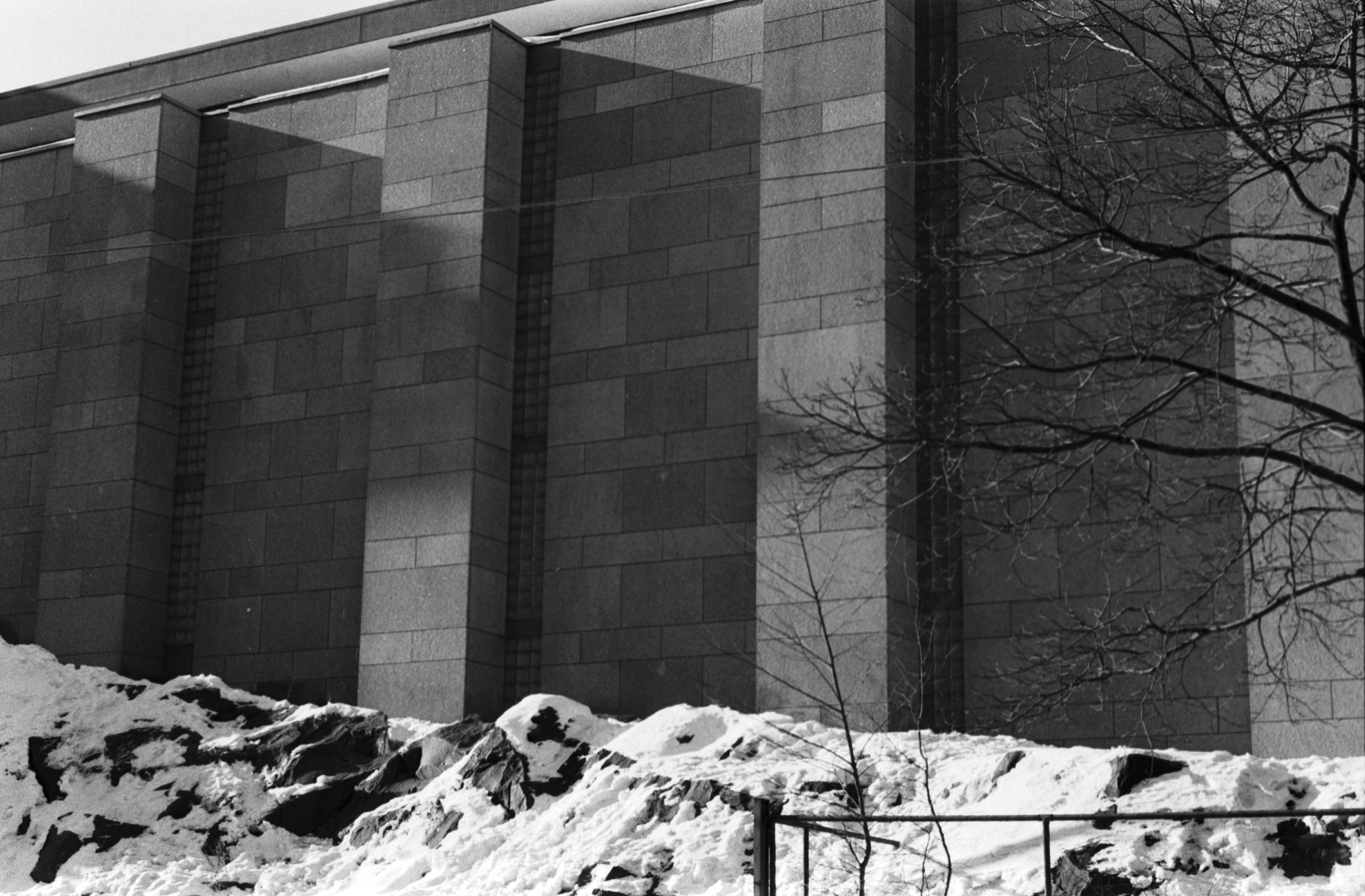 Rauhankatu 17. Valtionarkiston (Kansallisarkisto) 1972 valmistuneen lisärakennuksen julkisivua Rauhankadulla.