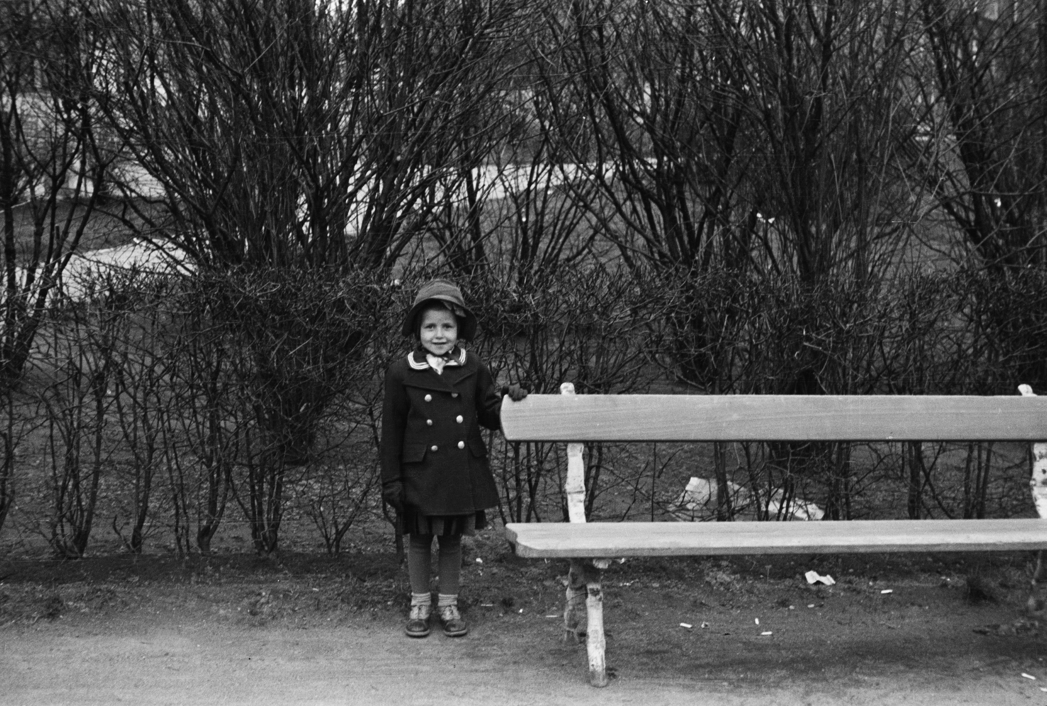 Pieni tyttö puistonpenkin vieressä  Karhupuistossa (ent. Agricolanpuisto).