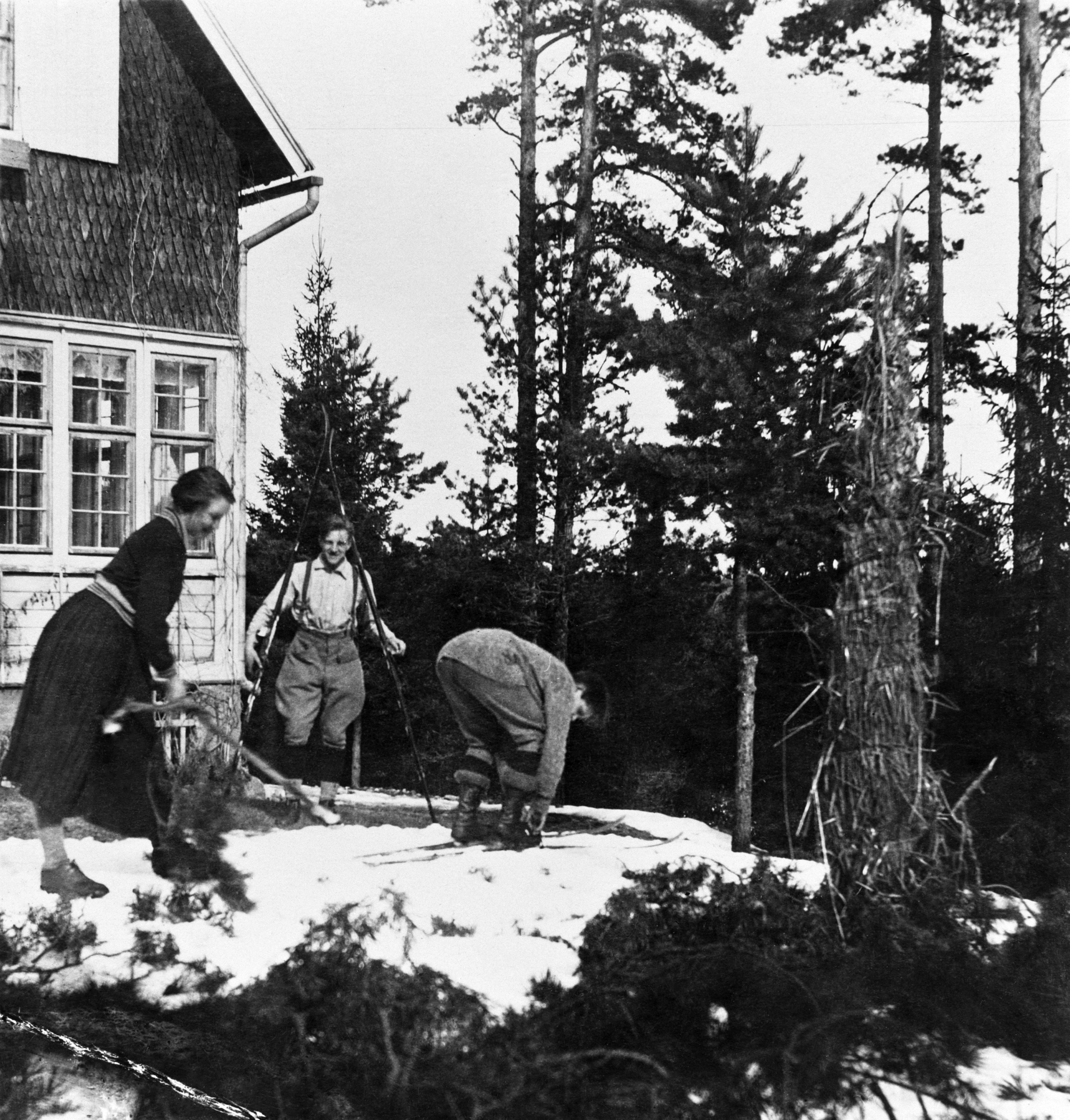 Nuoria lähdössä laskemaan mäkeä suksilla huvila Åsan pihalla pääsiäisenä 1923.