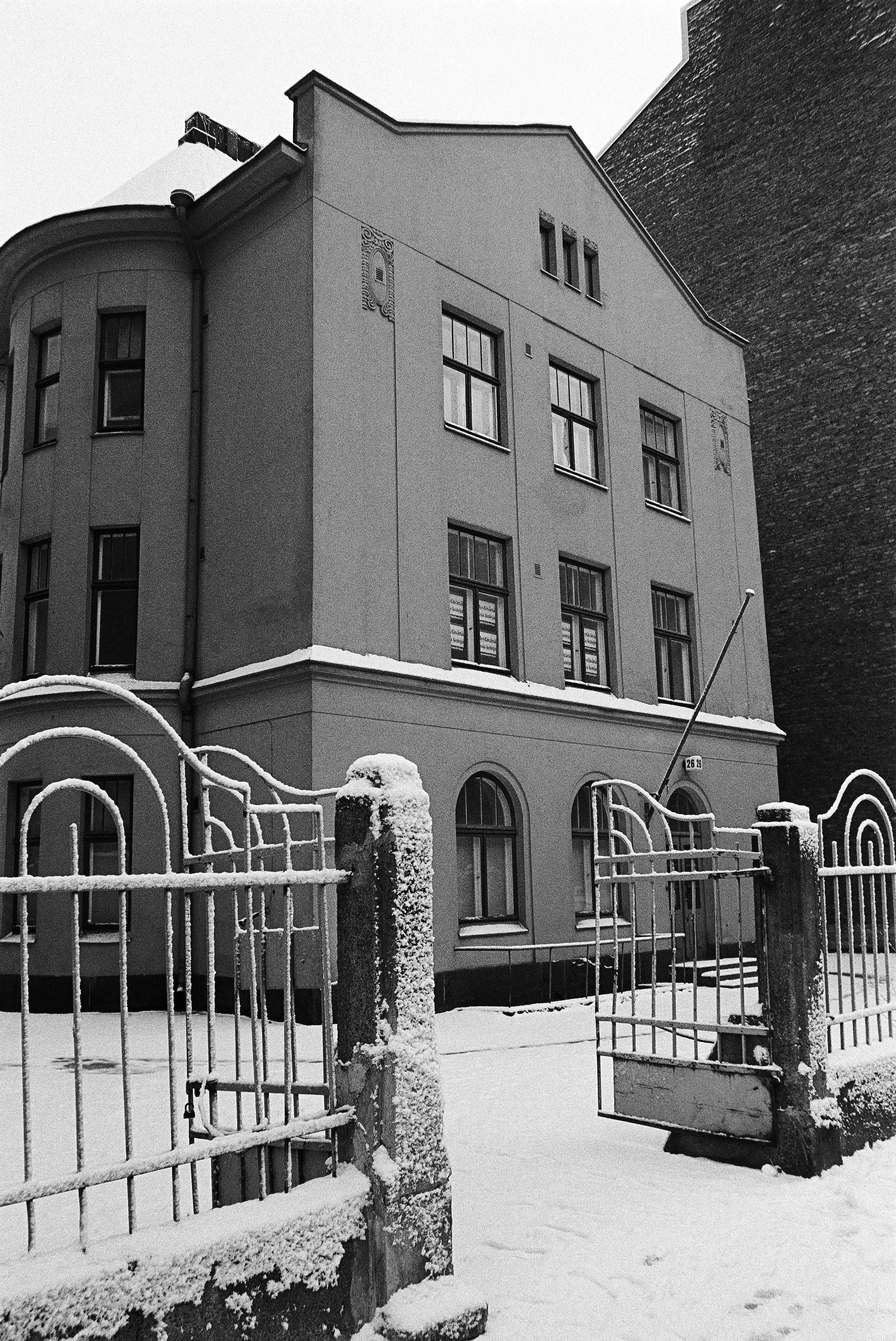 Ensilumi Töölössä vuonna 1973. Kuvassa Museokatu 26. Onni Tarjanteen suunnittelema, hattutehtaanakin toiminut, pieni jugend-tyylinen talo. Tämä oli 1910-luvulla rakennettuna kadun ensimmäisiä taloja, sekä viimeisiä 1970-luvulla purettuja taloja.