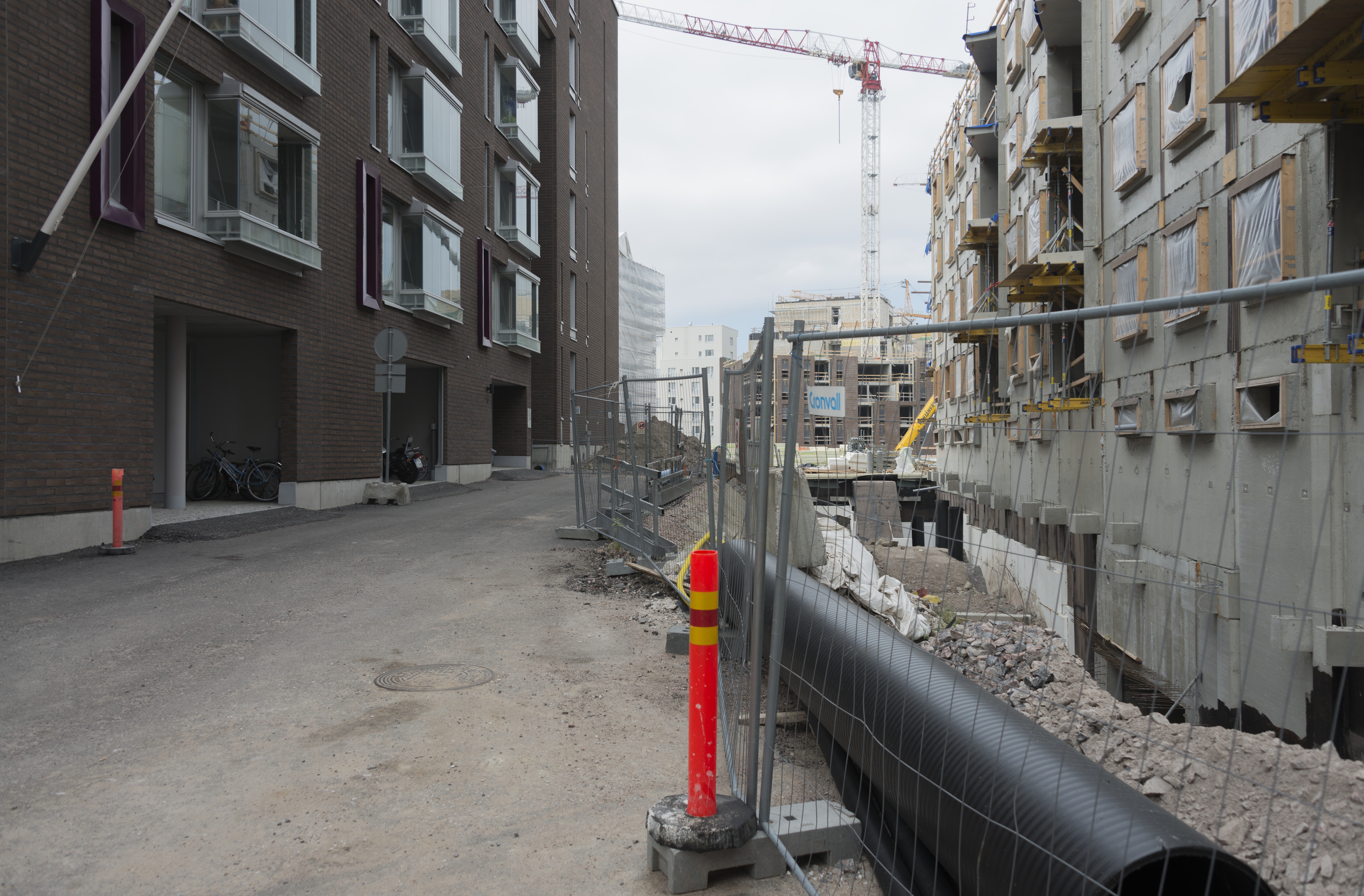 Jätkäsaaren dokumentointi. Juutinraumankatu 9 rakenteilla. Vasemmalla Juutinraumantie 10, taustalla tuleva Hyväntoivonpuisto.