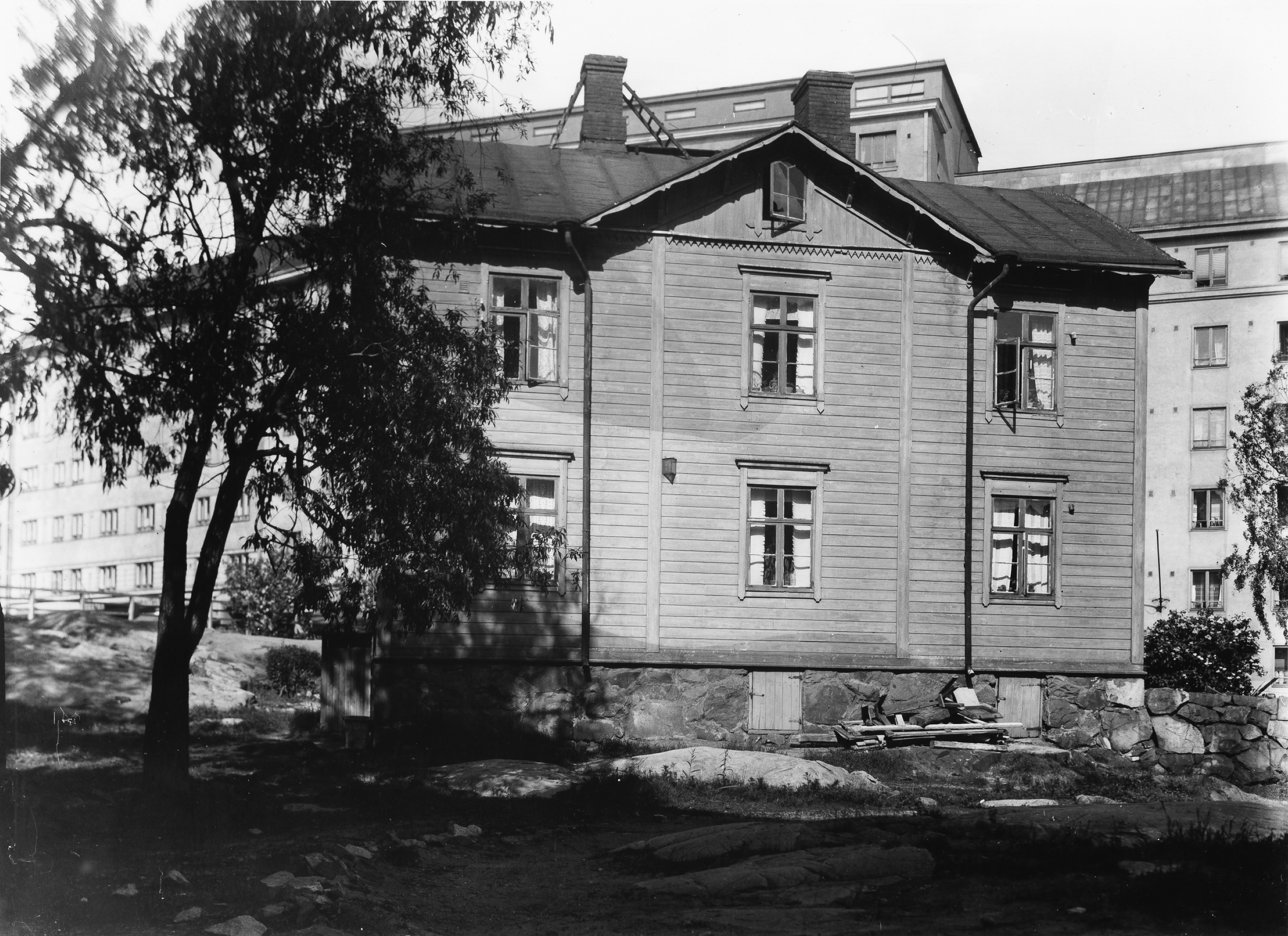 Taipaleen huvila-alue, Pohjoinen Hesperiankatu 15. Pihakuva.